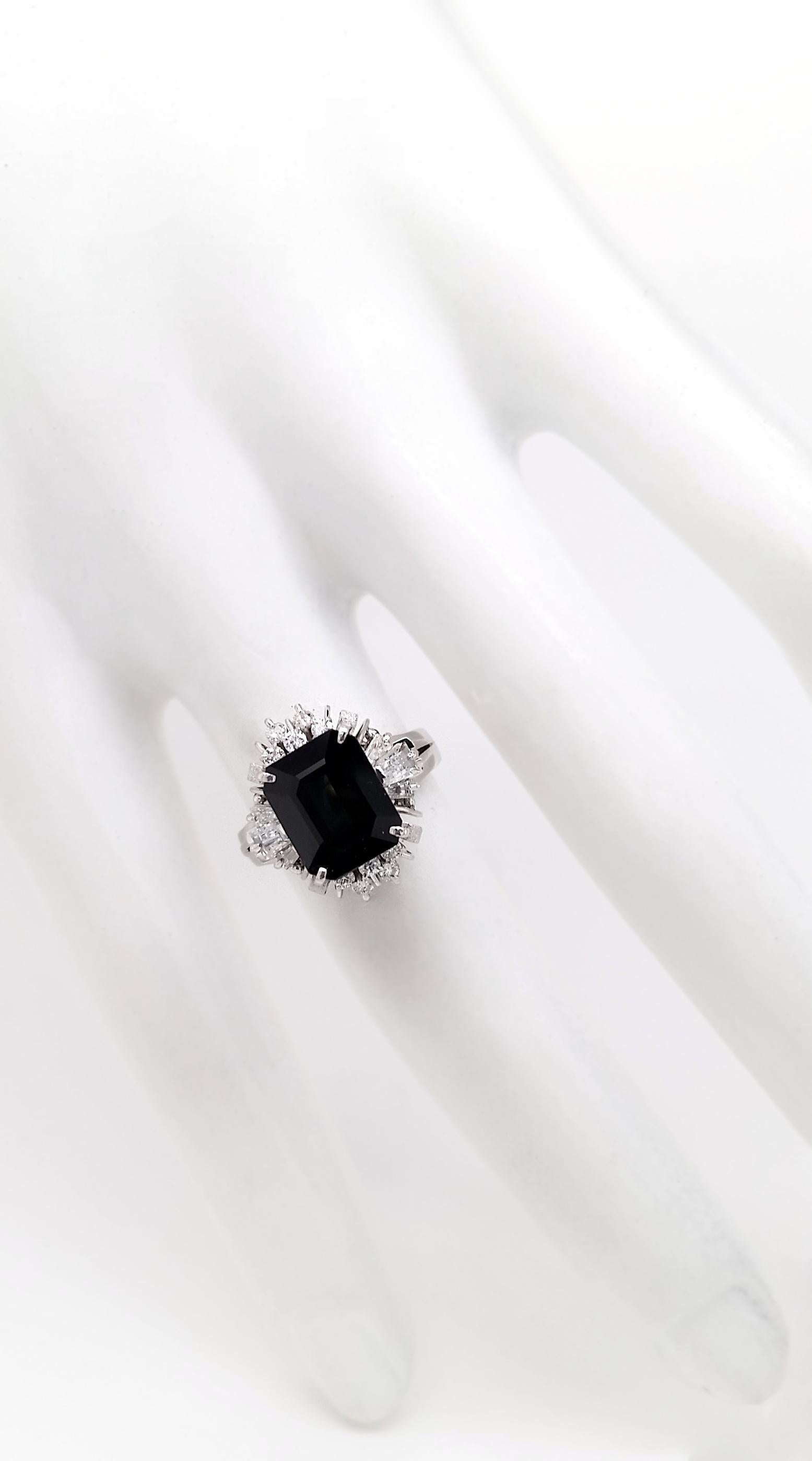 Platinring mit IGI-zertifiziertem 3,88 Karat natürlichem Saphir und 0,52 Karat natürlichen Diamanten (Smaragdschliff)