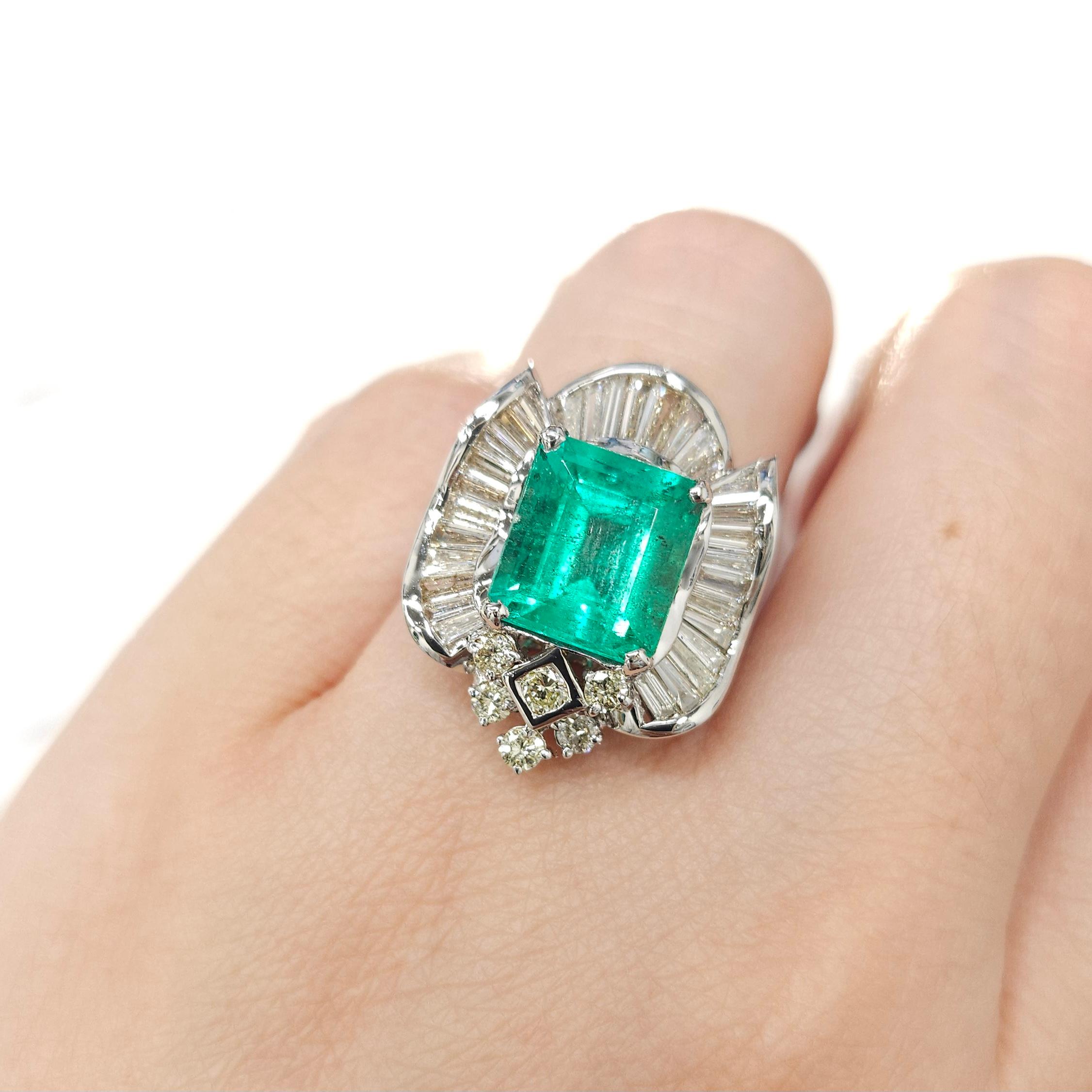 IGI certified 3.92 Carat Colombian Emerald & 1.68 Carat Diamond Ring  For Sale 4
