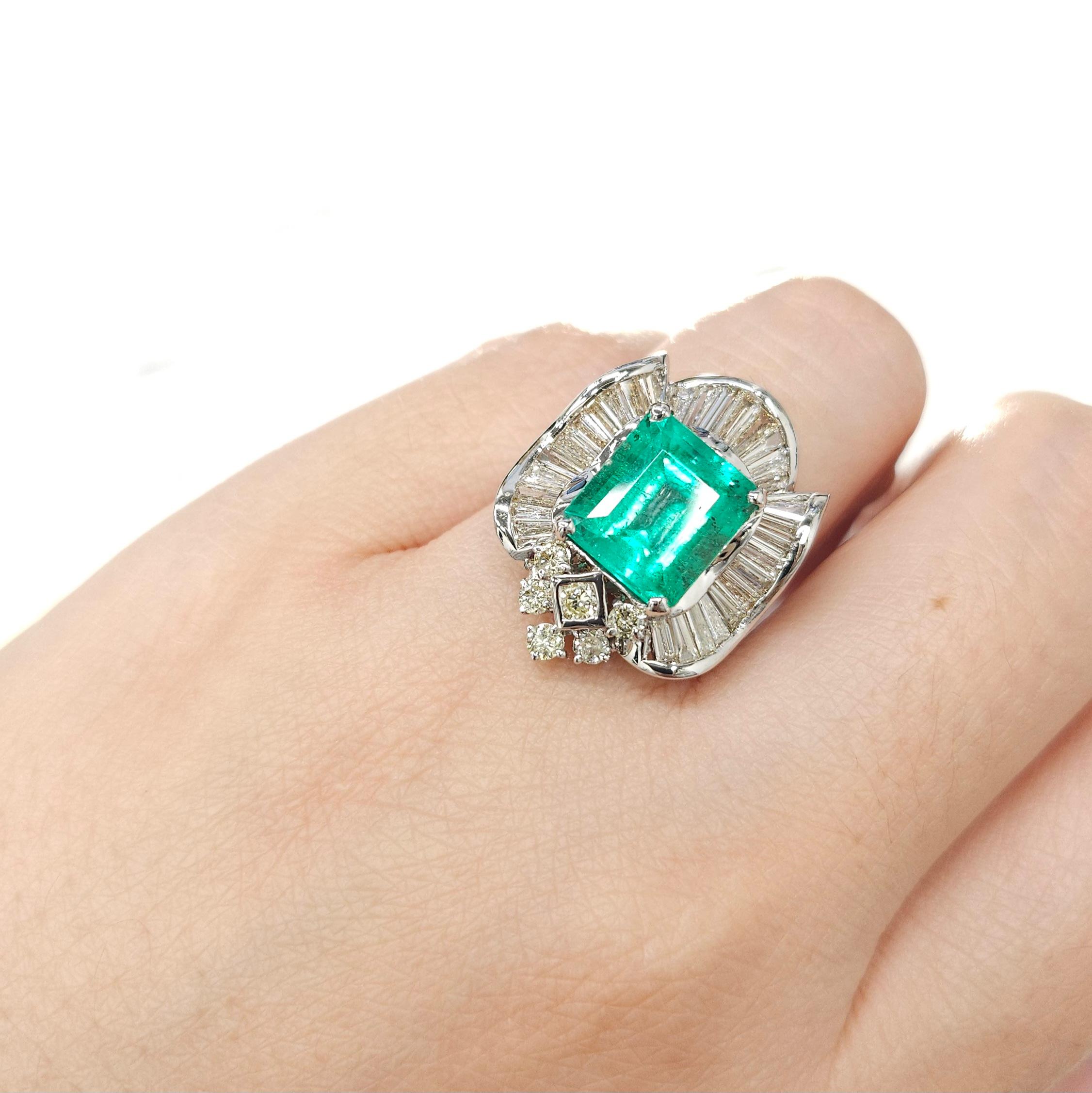 IGI certified 3.92 Carat Colombian Emerald & 1.68 Carat Diamond Ring  For Sale 5