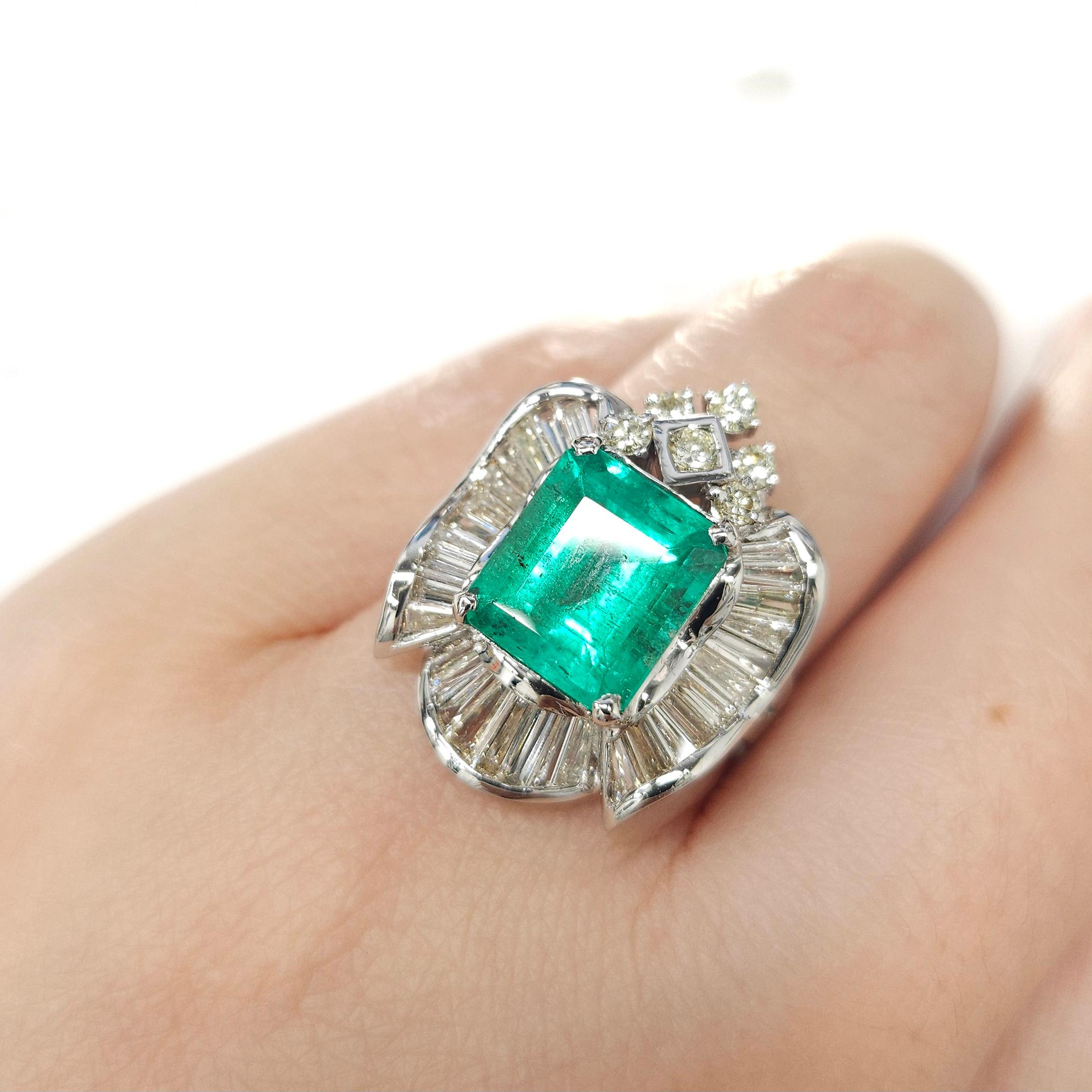 IGI certified 3.92 Carat Colombian Emerald & 1.68 Carat Diamond Ring  For Sale 6