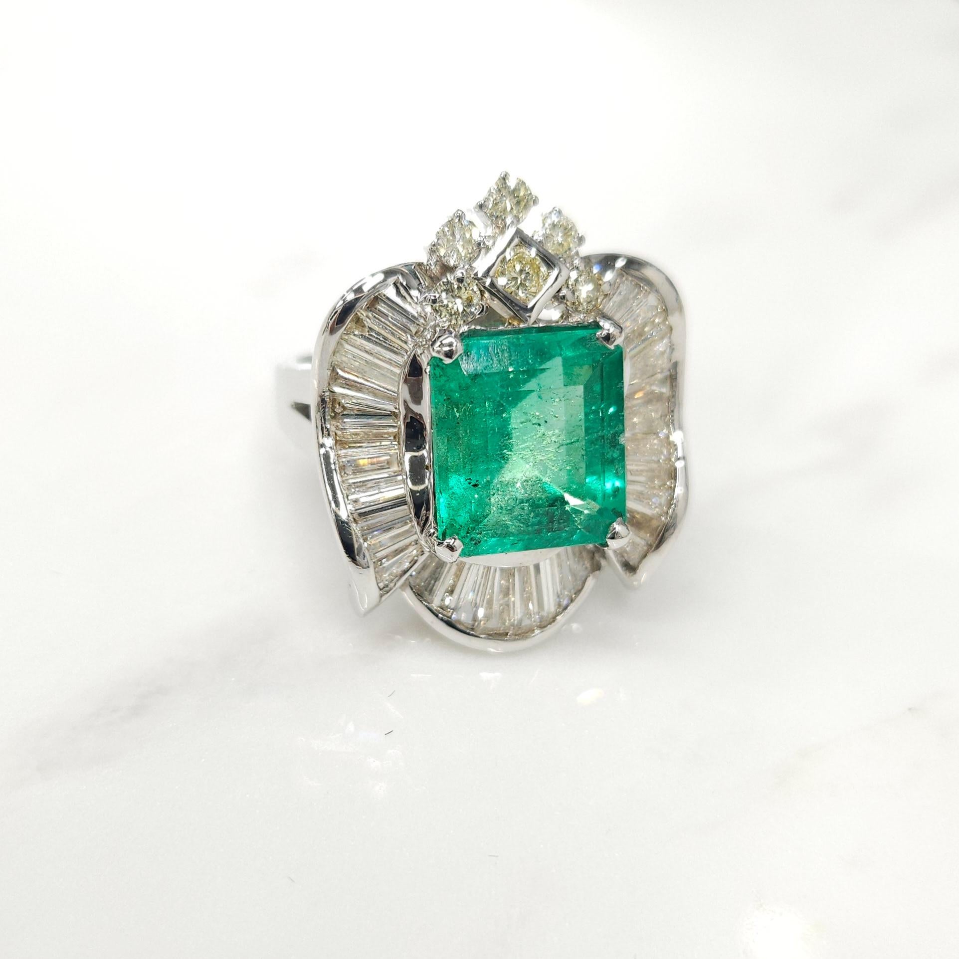 Art Deco IGI certified 3.92 Carat Colombian Emerald & 1.68 Carat Diamond Ring  For Sale