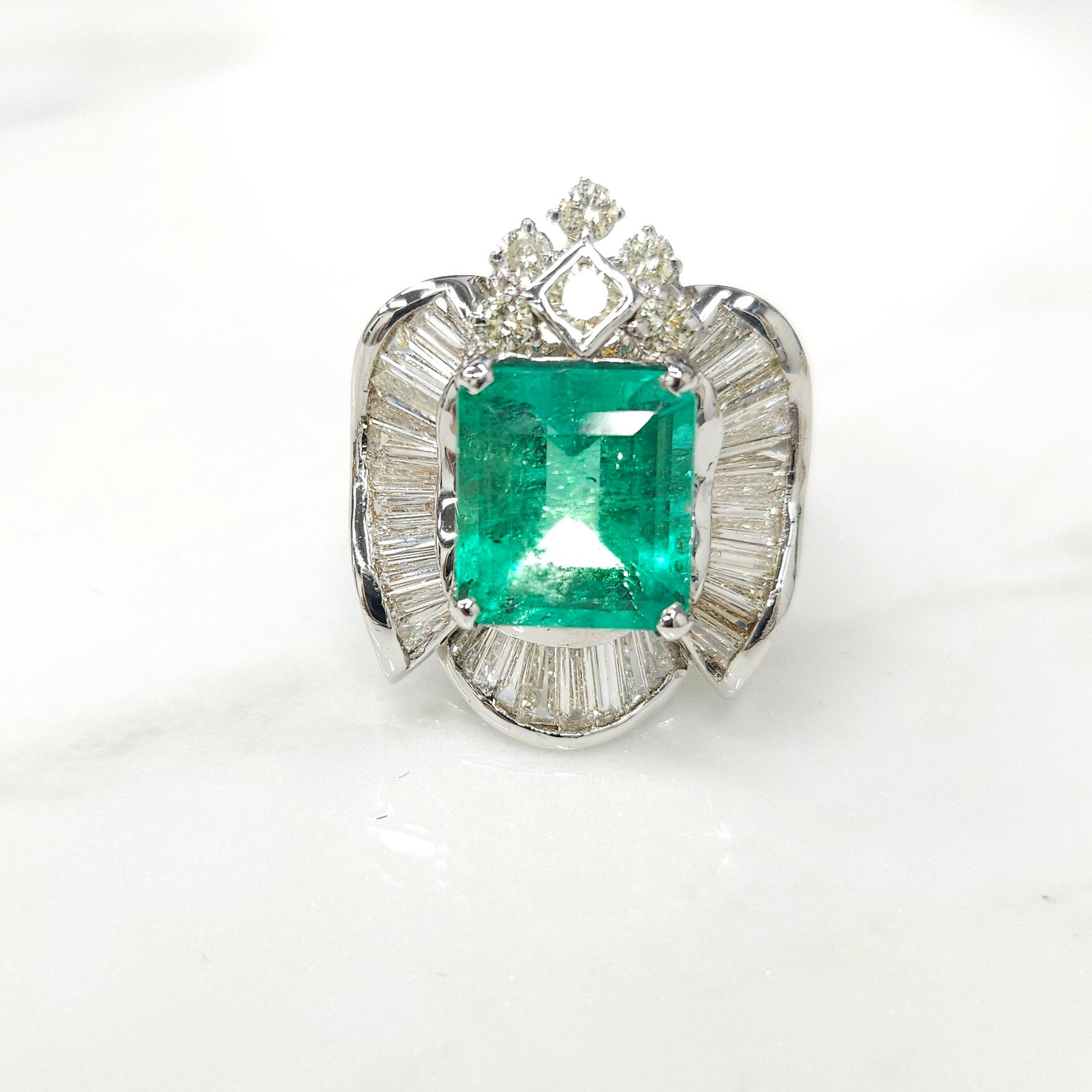 Emerald Cut IGI certified 3.92 Carat Colombian Emerald & 1.68 Carat Diamond Ring  For Sale