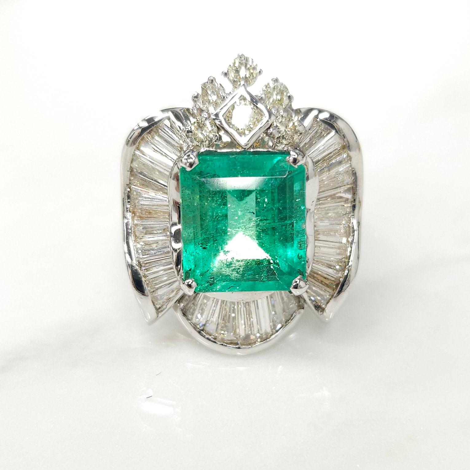 IGI certified 3.92 Carat Colombian Emerald & 1.68 Carat Diamond Ring  In New Condition For Sale In KOWLOON, HK