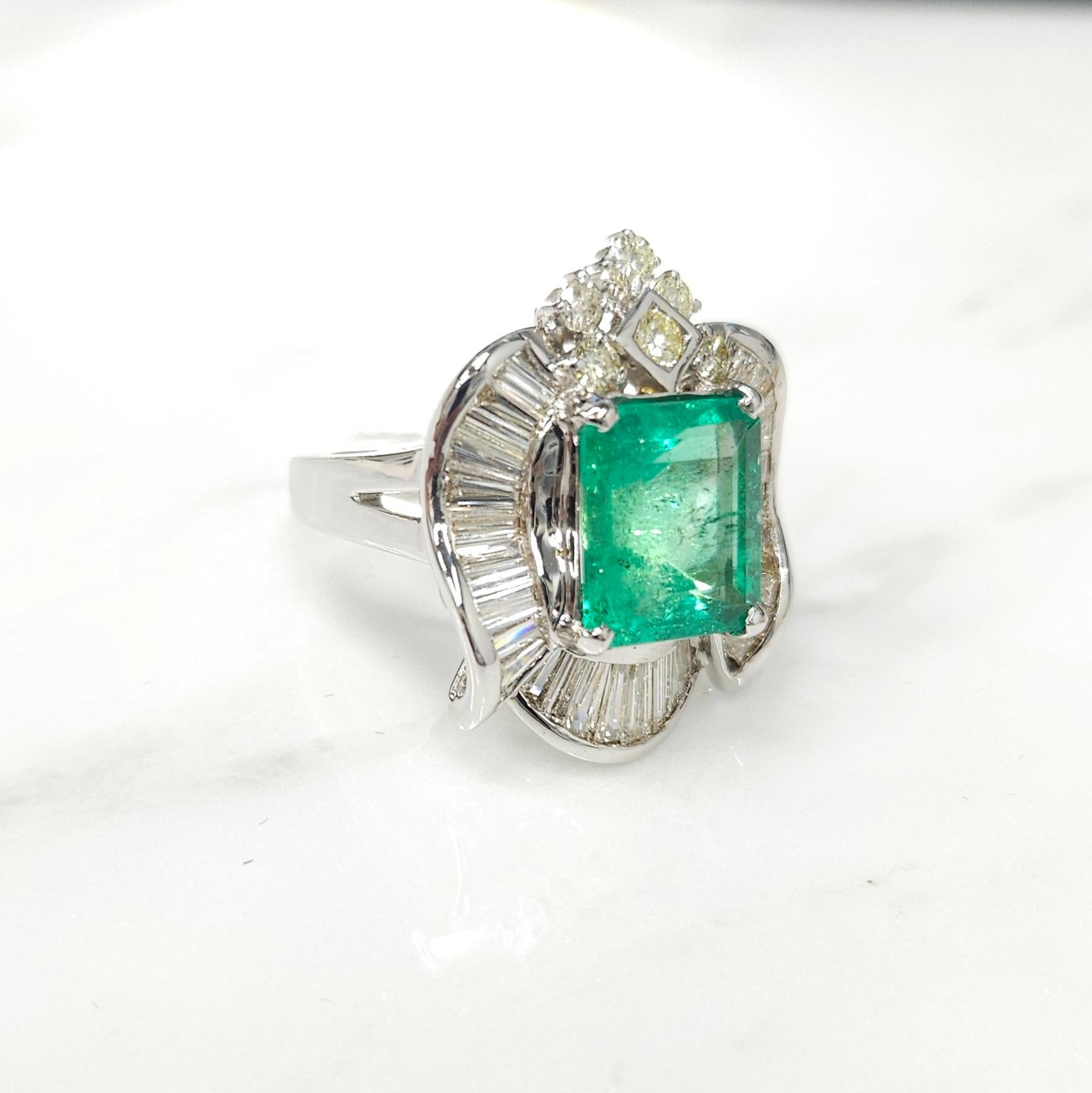 Women's IGI certified 3.92 Carat Colombian Emerald & 1.68 Carat Diamond Ring  For Sale