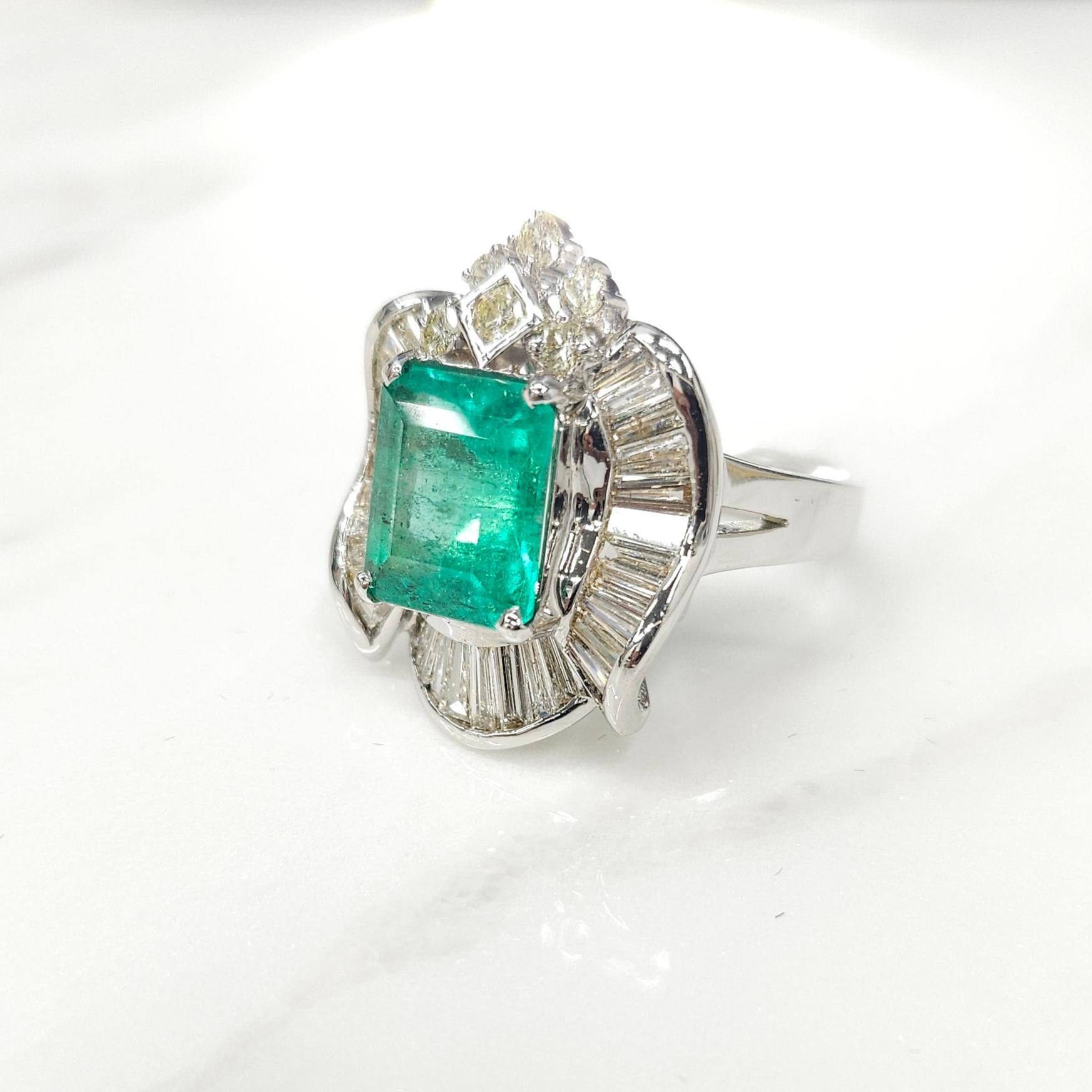 IGI certified 3.92 Carat Colombian Emerald & 1.68 Carat Diamond Ring  For Sale 1
