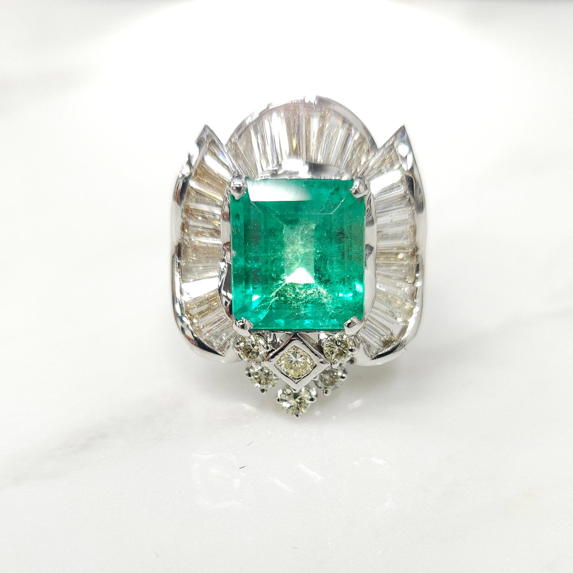 IGI certified 3.92 Carat Colombian Emerald & 1.68 Carat Diamond Ring  For Sale 2