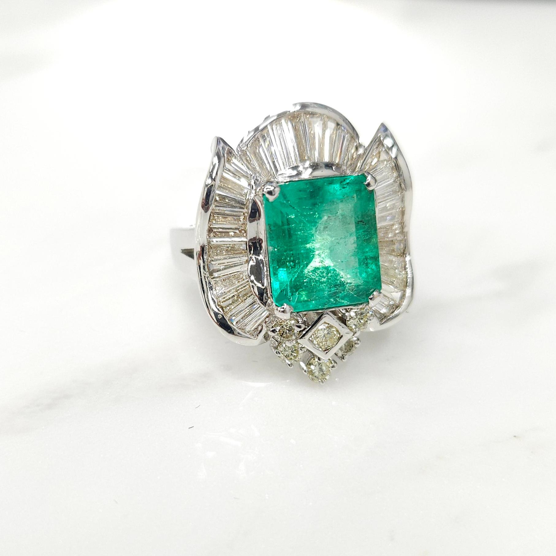 IGI certified 3.92 Carat Colombian Emerald & 1.68 Carat Diamond Ring  For Sale 3