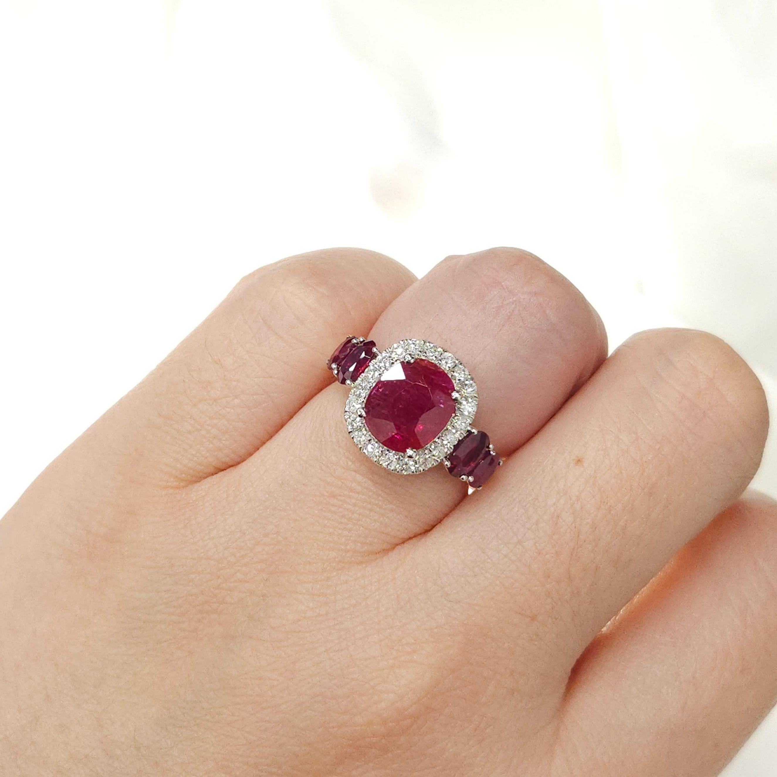 IGI Certified 4.00 Carat Ruby & Diamond Ring in 18K White Gold In New Condition For Sale In KOWLOON, HK