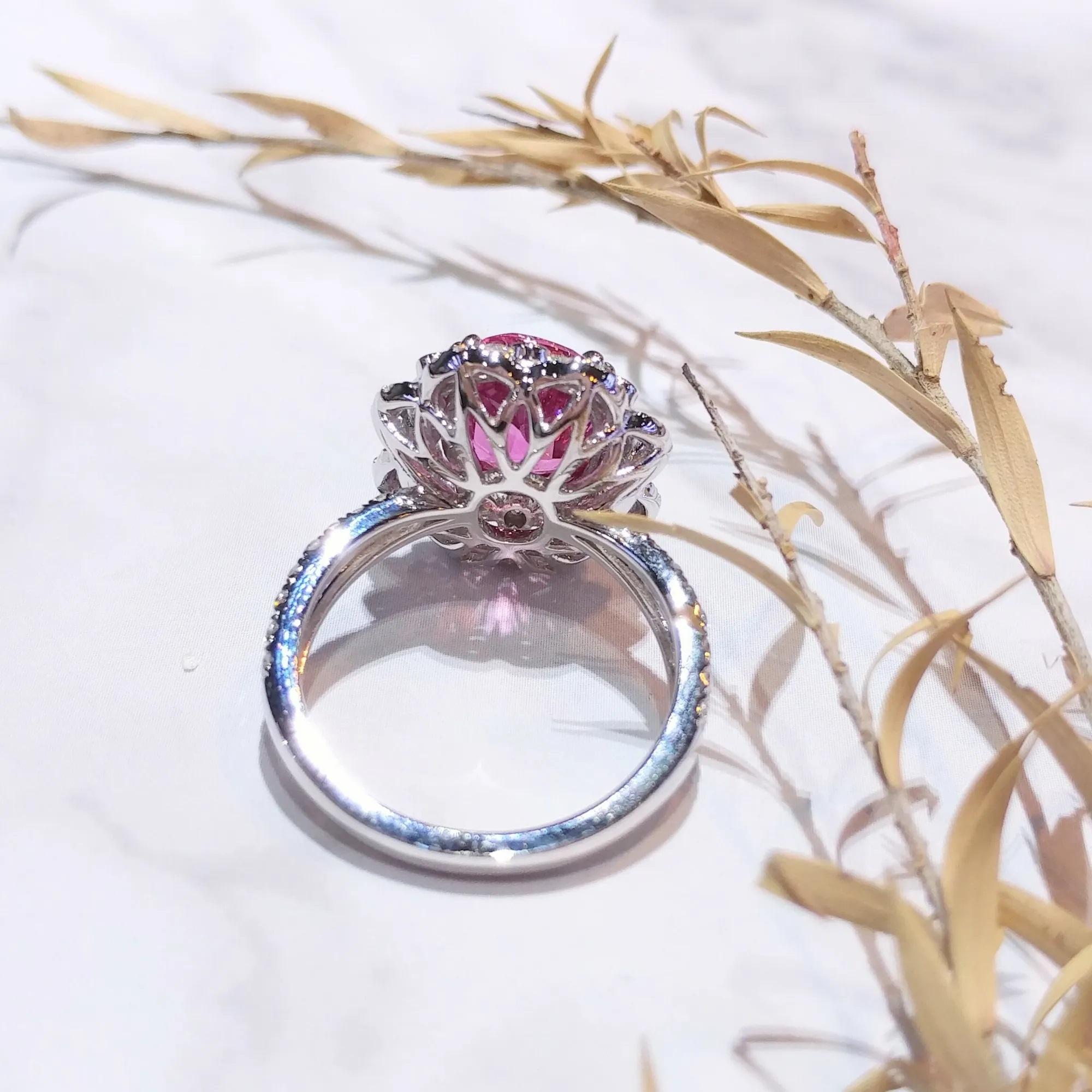 IGI Certified 4.00 Carat Unheated Pink Sapphire & Diamond Ring in 18K White Gold In New Condition In KOWLOON, HK