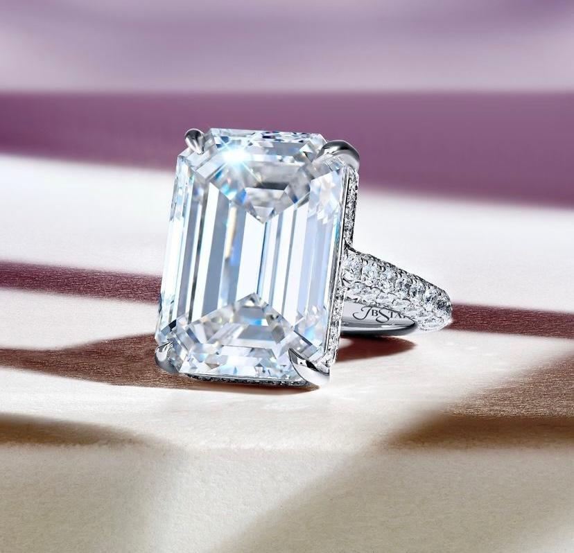 Contemporary IGI Certified 4.00 Cts VVS  Natural Diamond  18K Gold Solitaire Ring For Sale