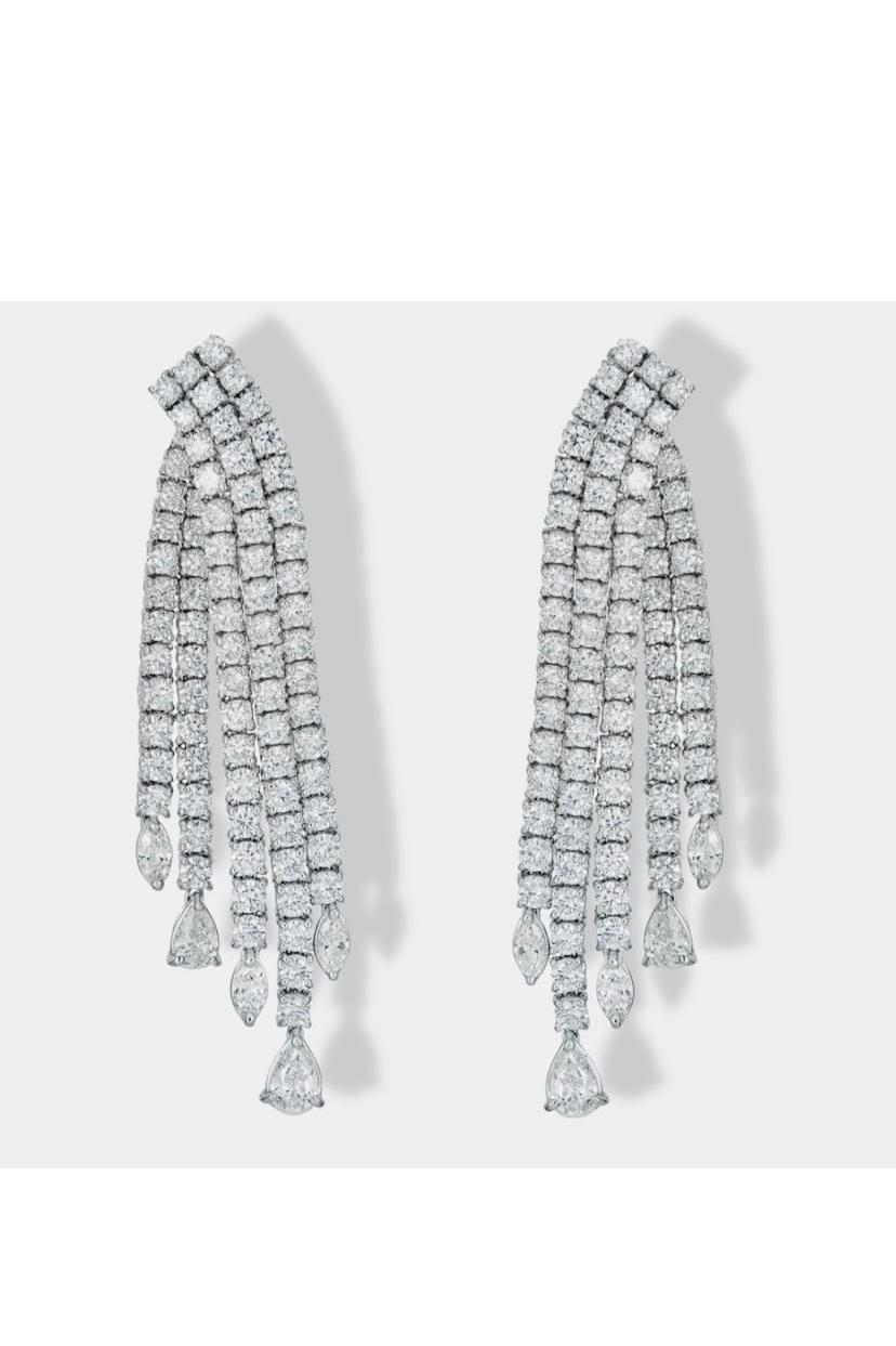 Une constellation de lumière, rassemblée pierre par pierre.
Chaque pierre est parfaitement calibrée pour que la brillance se déplace comme une ligne ininterrompue, une puissance tranquille, un équilibre impeccable, sans aucun doute fait à la main