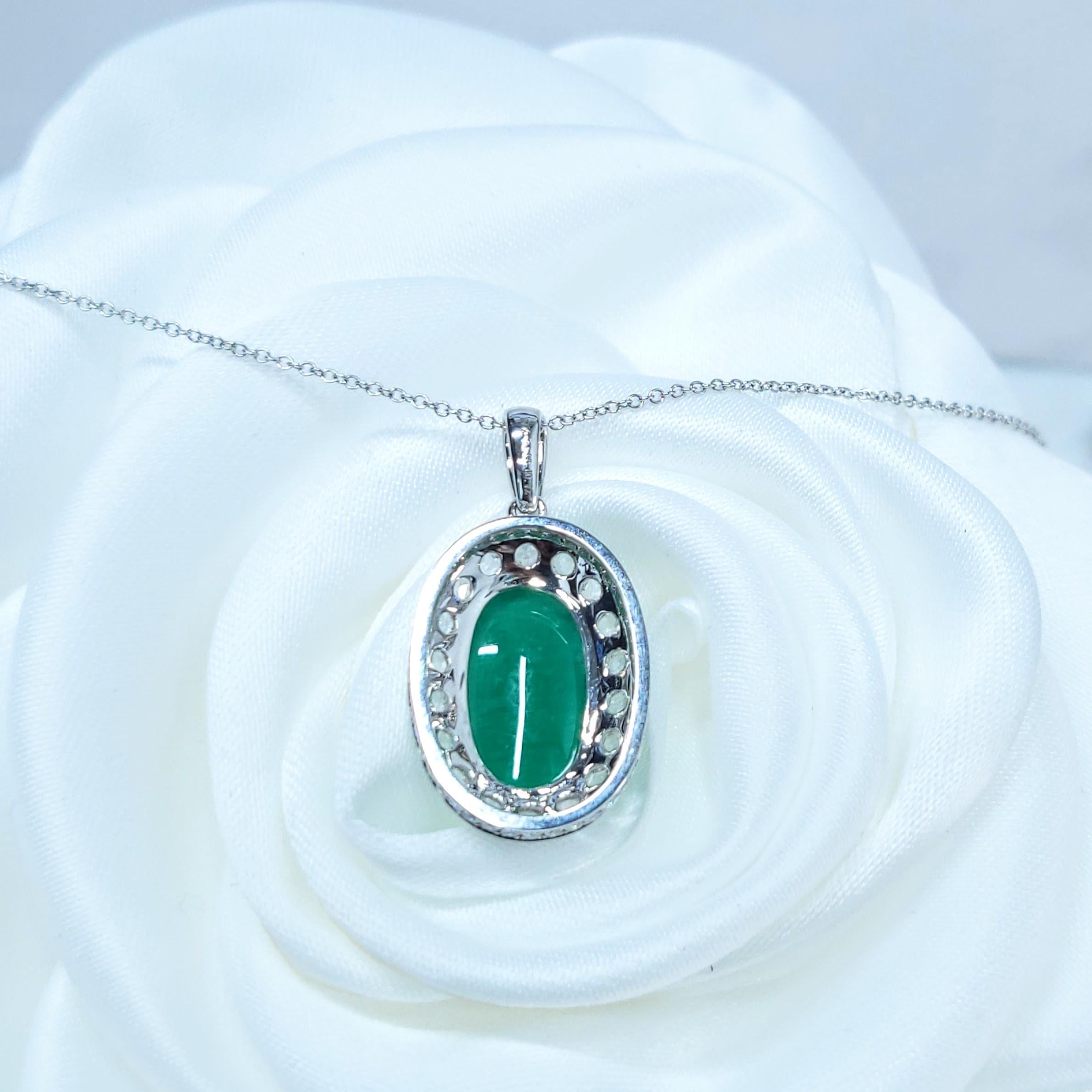IGI Certified 4.00 Carat Emerald and Diamond Pendant in 18K White Gold In New Condition For Sale In KOWLOON, HK