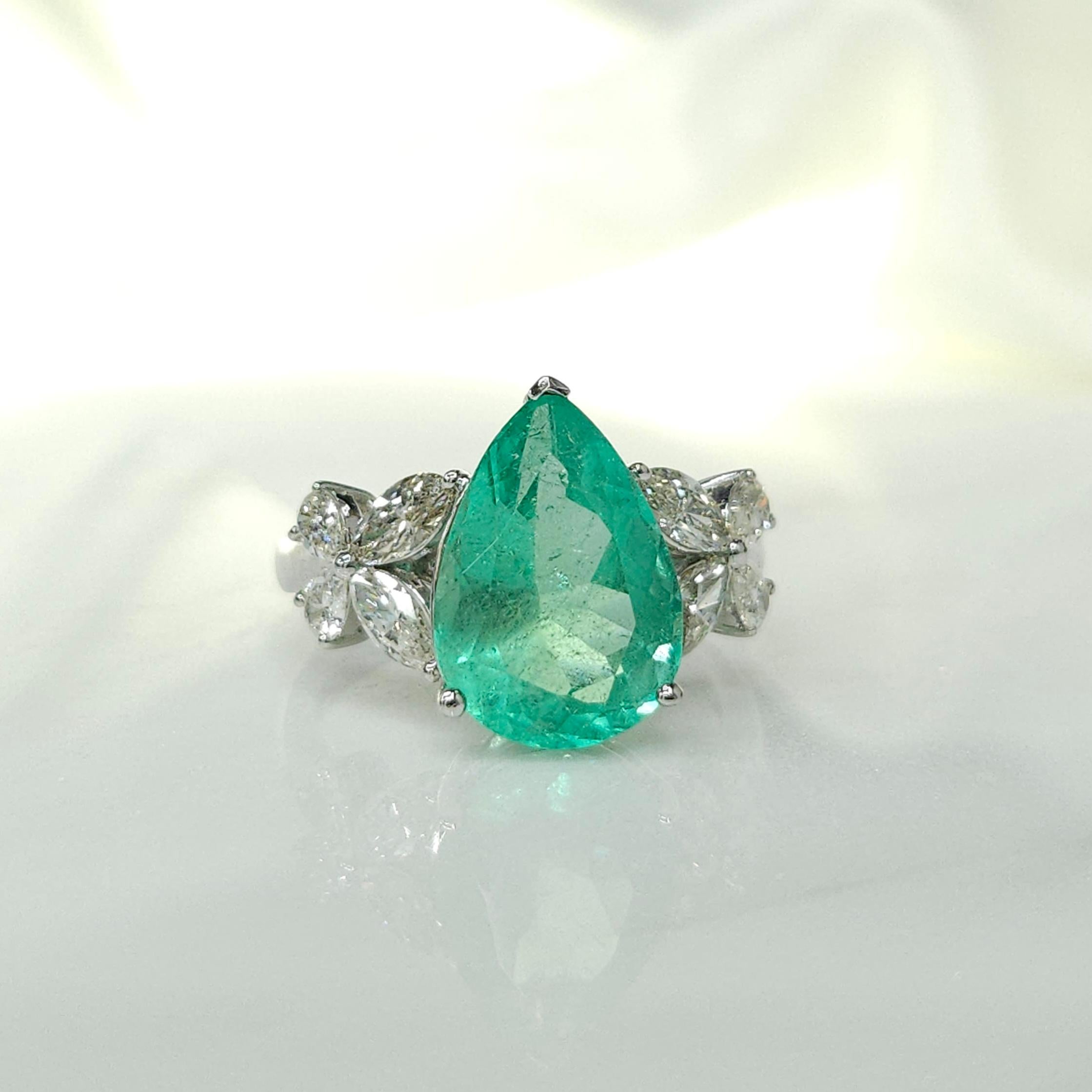 IGI certified  4.05 Carat Colombian Emerald & 0.84 Carat Diamond Ring For Sale 4