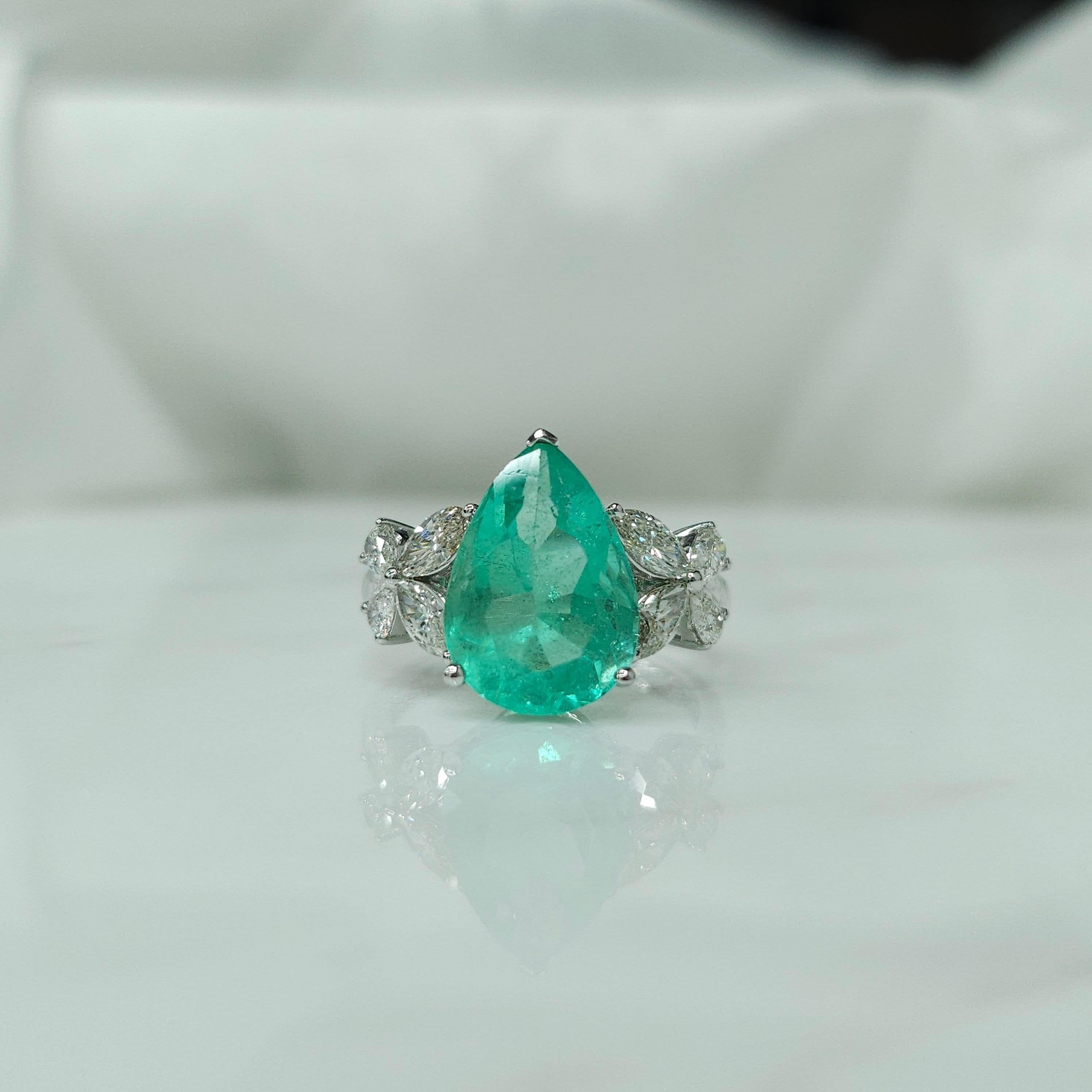 IGI certified  4.05 Carat Colombian Emerald & 0.84 Carat Diamond Ring For Sale 5