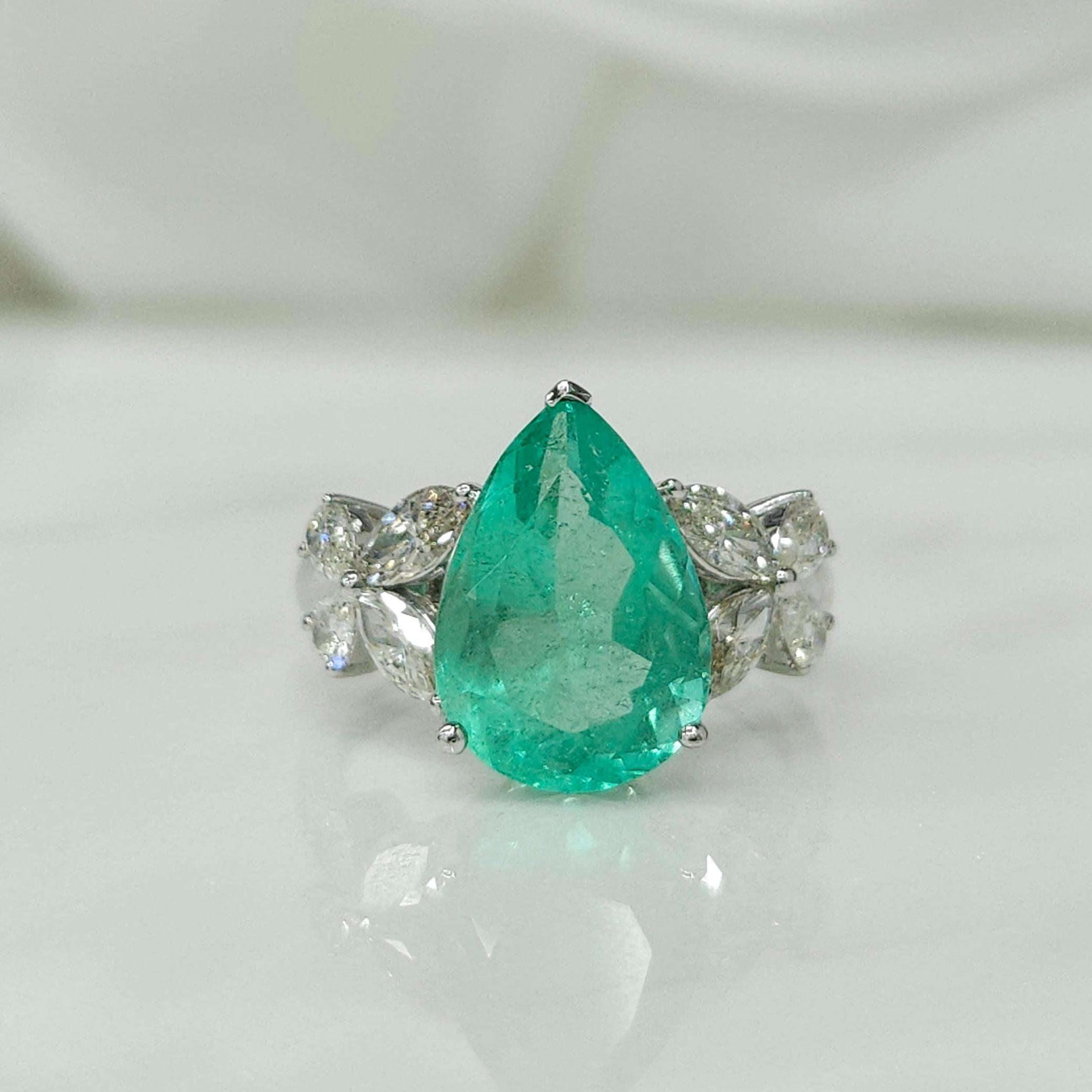 IGI certified  4.05 Carat Colombian Emerald & 0.84 Carat Diamond Ring For Sale 6