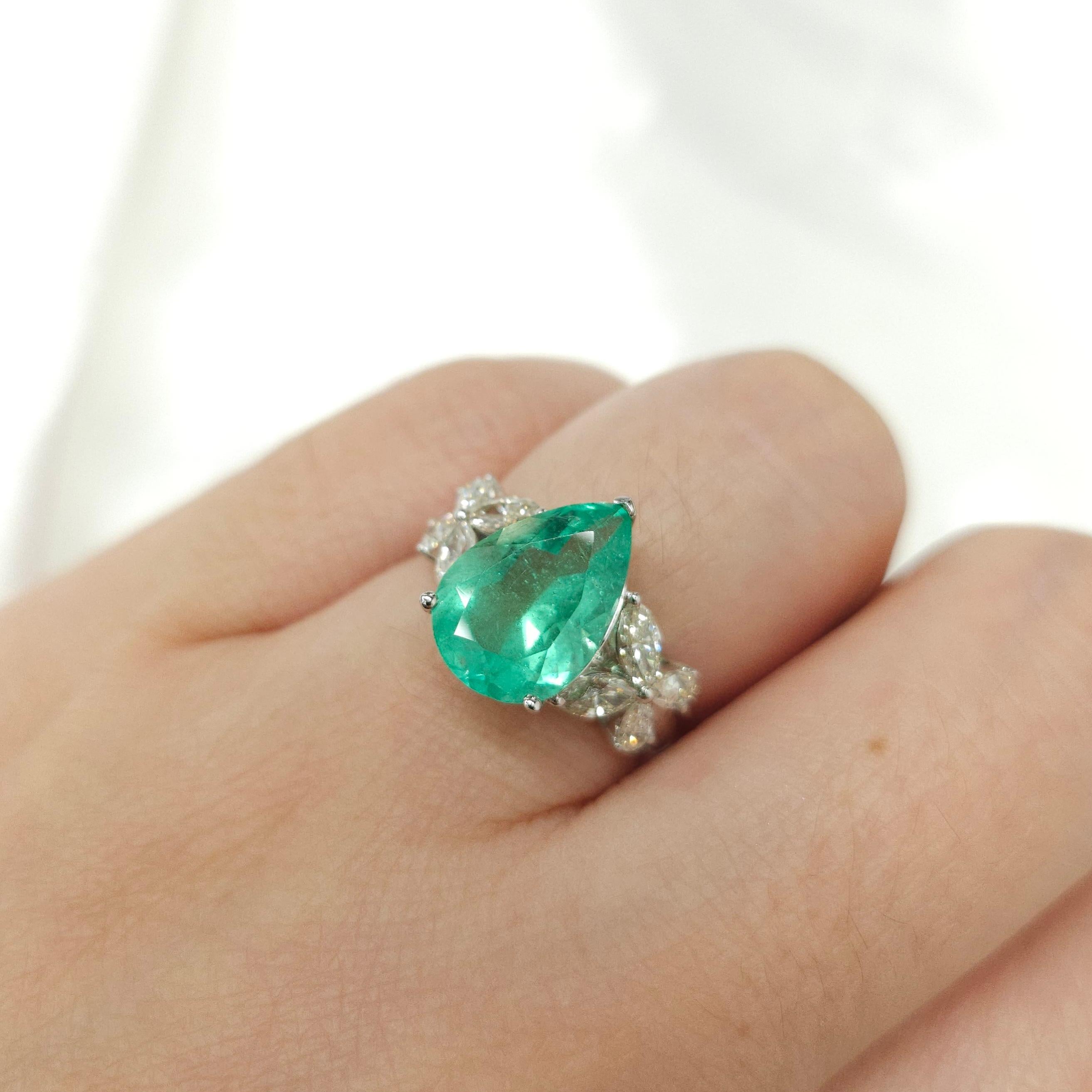 IGI certified  4.05 Carat Colombian Emerald & 0.84 Carat Diamond Ring For Sale 7