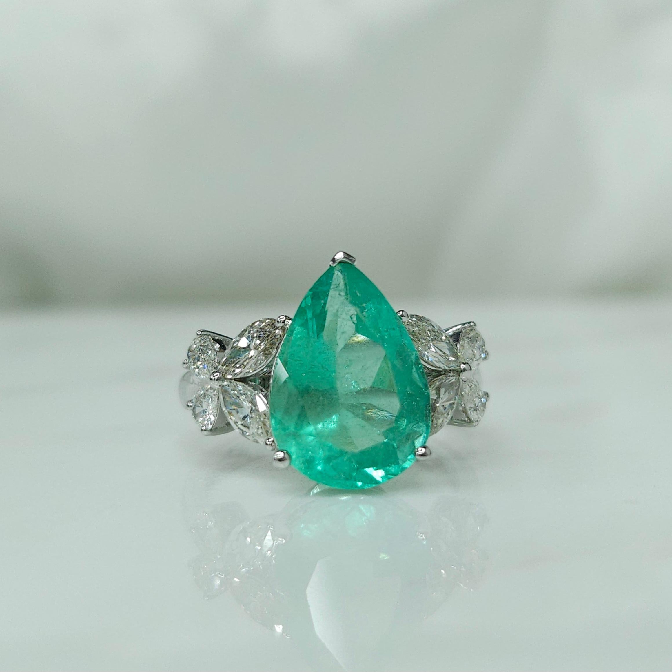 Modern IGI certified  4.05 Carat Colombian Emerald & 0.84 Carat Diamond Ring For Sale