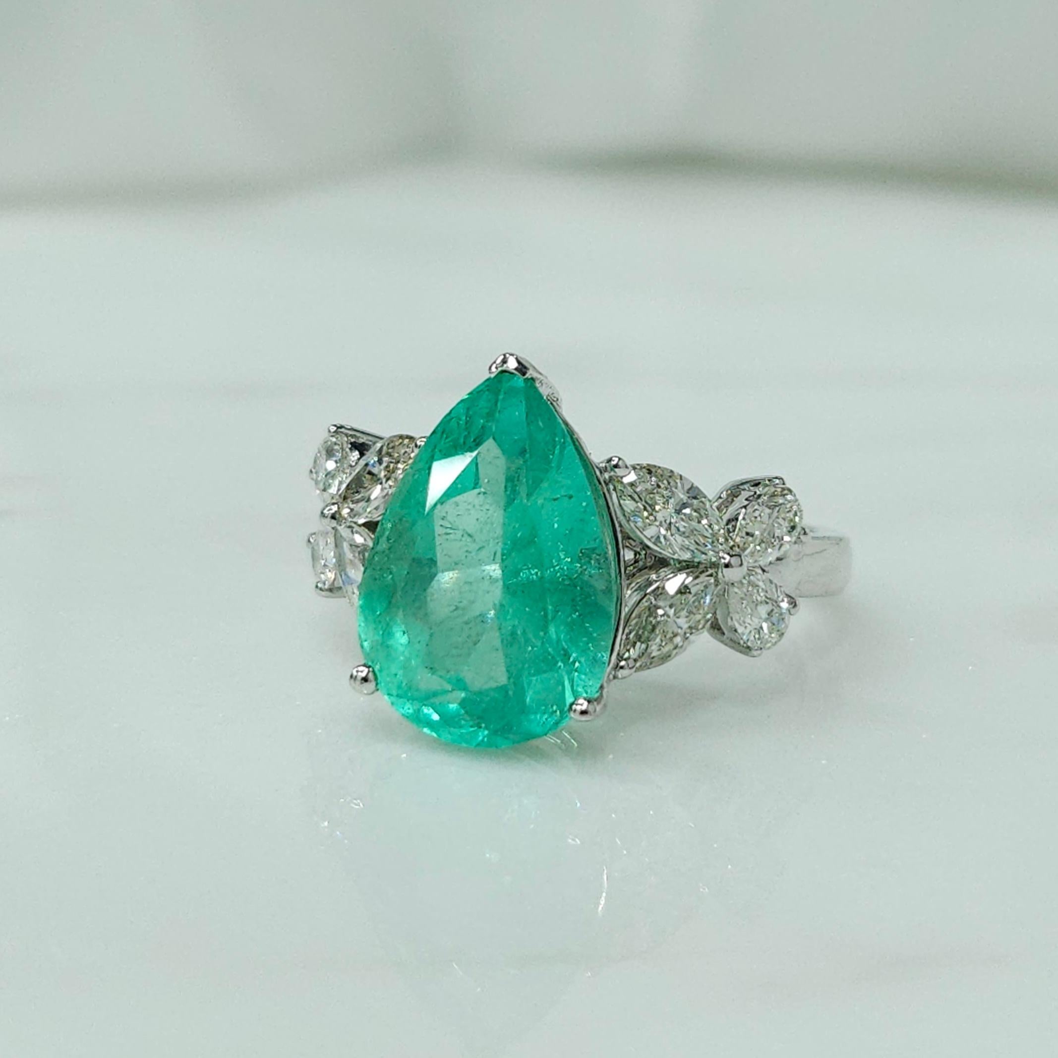 Emerald Cut IGI certified  4.05 Carat Colombian Emerald & 0.84 Carat Diamond Ring For Sale