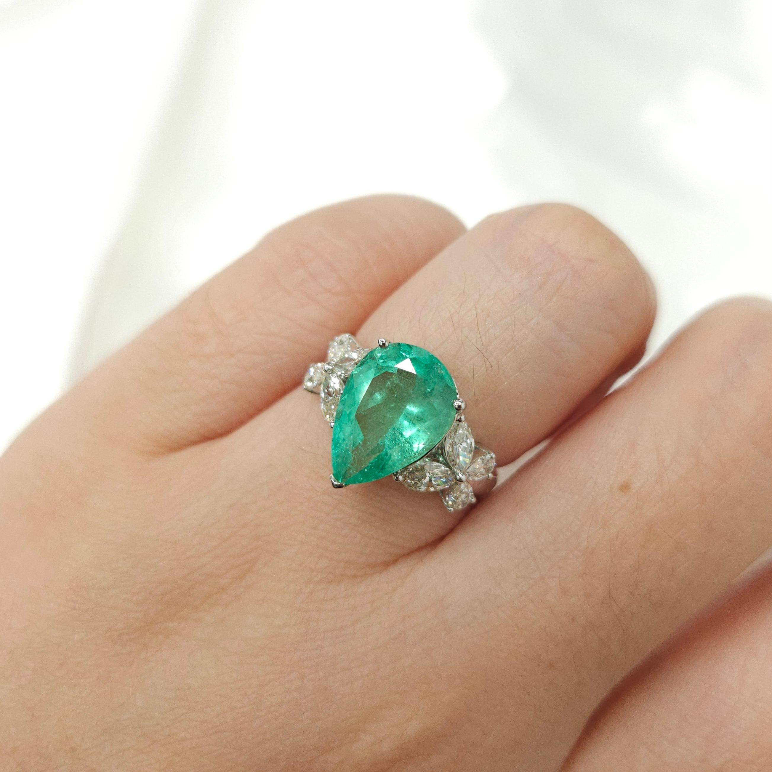 Women's IGI certified  4.05 Carat Colombian Emerald & 0.84 Carat Diamond Ring For Sale