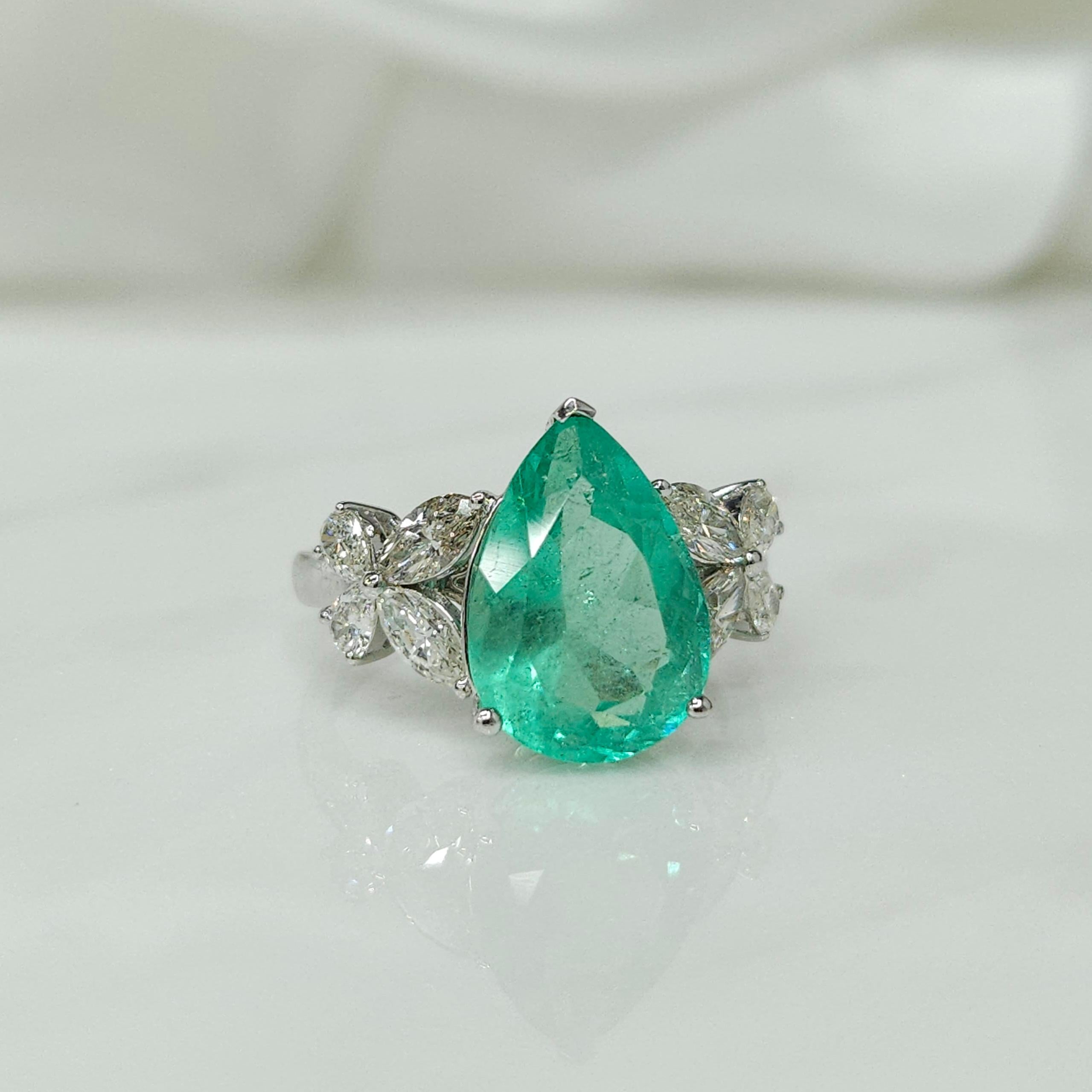 IGI certified  4.05 Carat Colombian Emerald & 0.84 Carat Diamond Ring For Sale 1