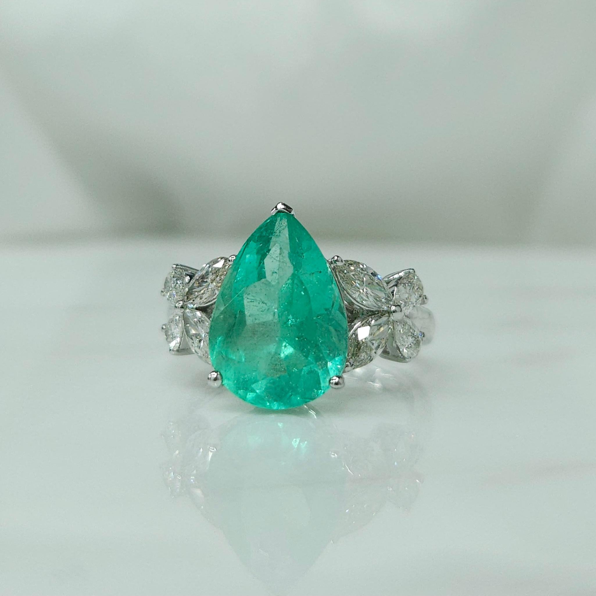 IGI certified  4.05 Carat Colombian Emerald & 0.84 Carat Diamond Ring For Sale 2