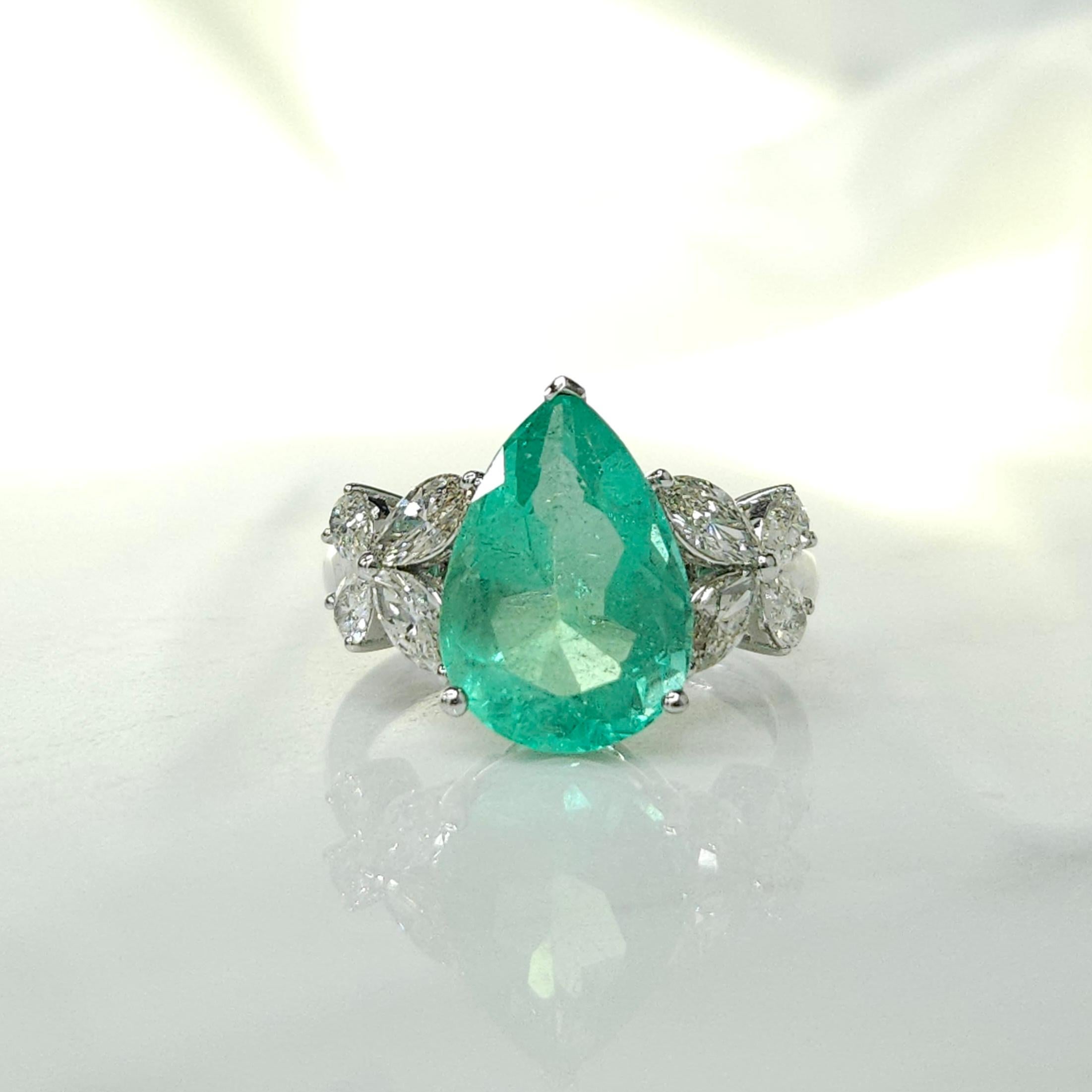 IGI certified  4.05 Carat Colombian Emerald & 0.84 Carat Diamond Ring For Sale 3