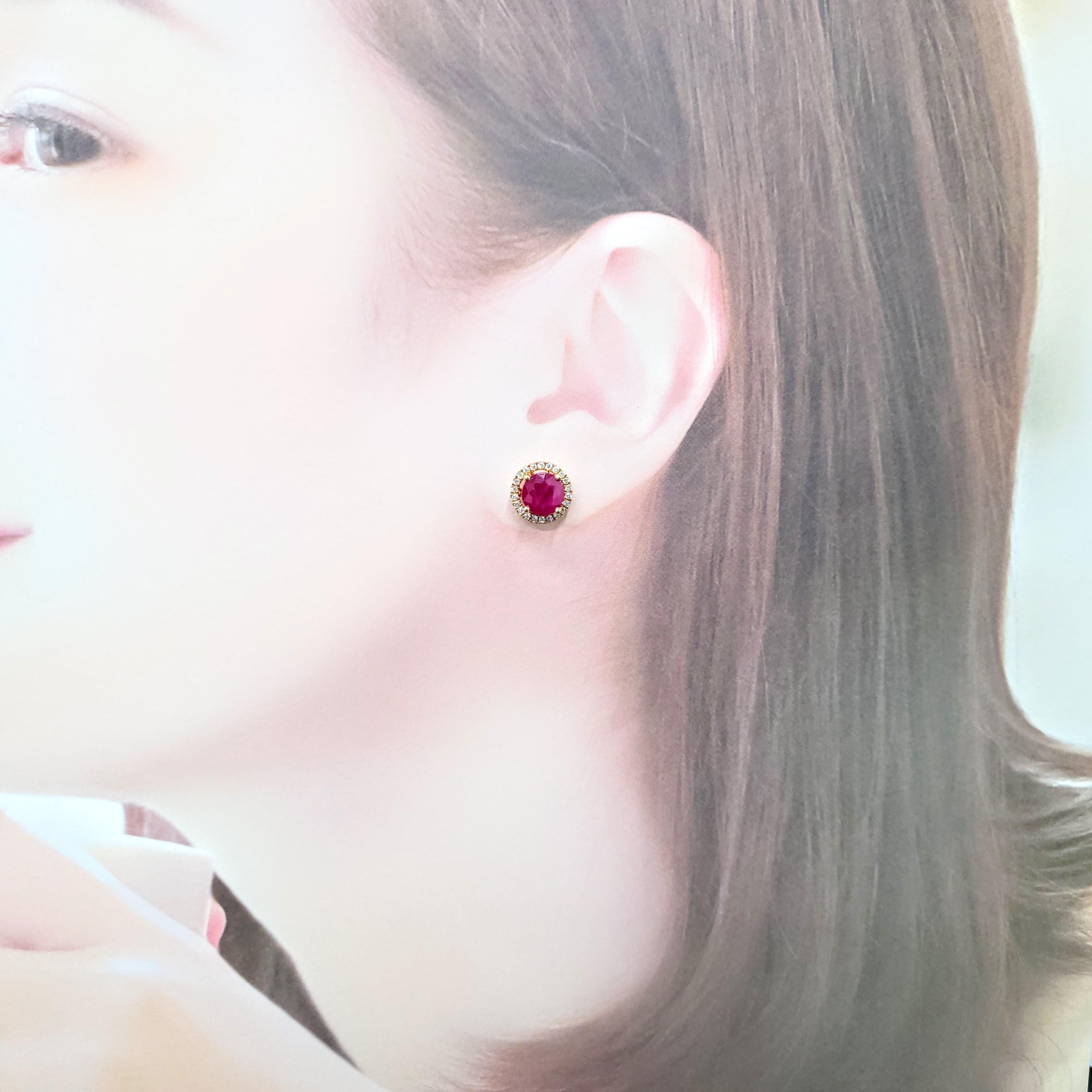 Ces boucles d'oreilles certifiées IGI présentent un poids total remarquable de 4,08 carats de rubis naturels de Birmanie. D'origine la plus convoitée au monde, ces rubis sont réputés pour leur qualité exceptionnelle et leur teinte intense, 