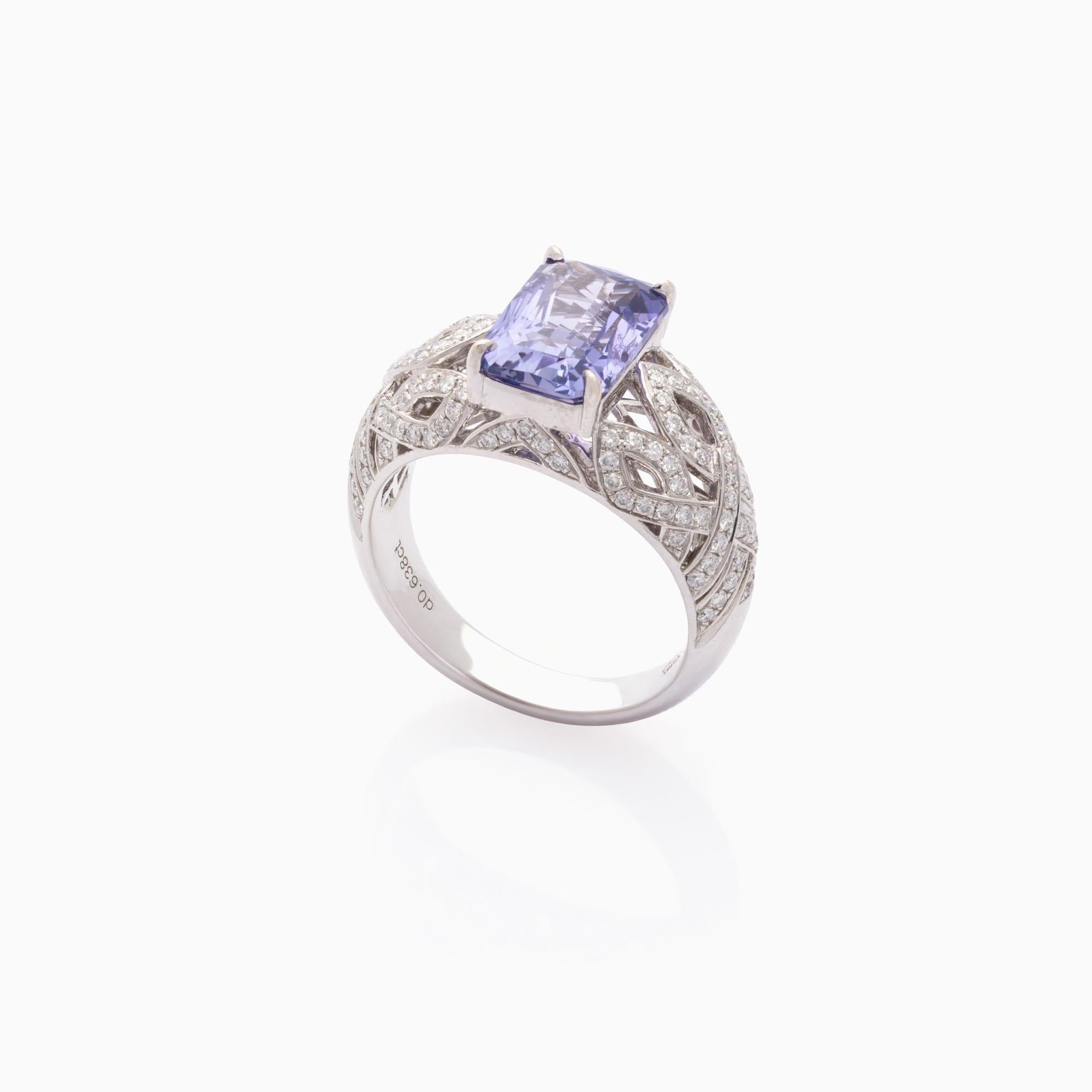 Bague saphir, 4,08 carats, bague diamant, 0,63 carats, or blanc 18K, certifié IGI. Cette bague raffinée est réalisée en or blanc 18 carats et présente un saphir naturel rectangulaire à taille modifiée pesant environ 4,08 carats et mesurant 10,76 ×