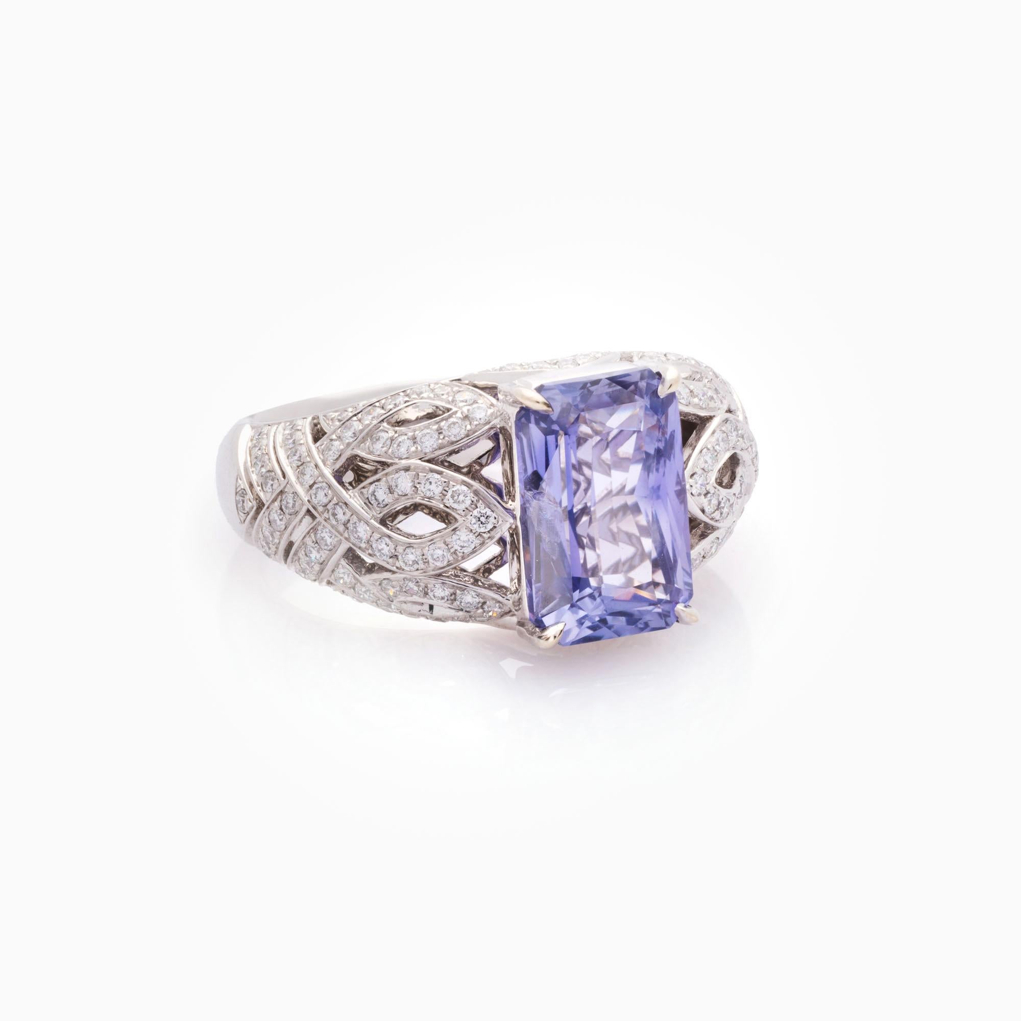 Art déco Bague en or blanc 18 carats certifiée IGI avec saphir de 4,08 carats et diamant de 0,63 carat en vente