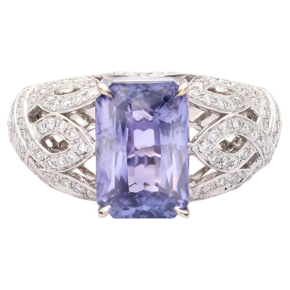 Bague en or blanc 18 carats certifiée IGI avec saphir de 4,08 carats et diamant de 0,63 carat en vente