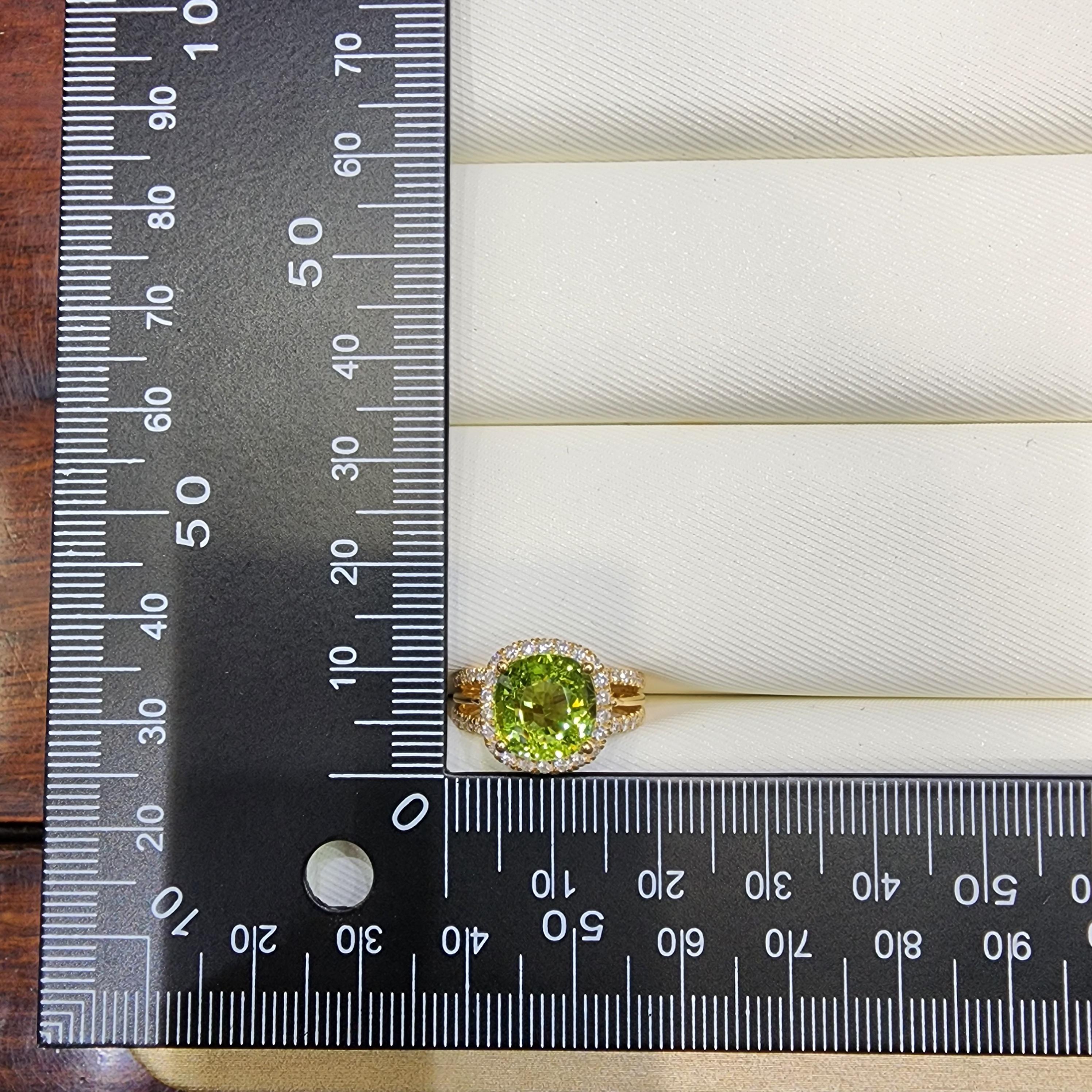 Contemporary IGI Certified 4.10 Carat Green Tourmaline and Diamond Ring in 18K Yellow Gold