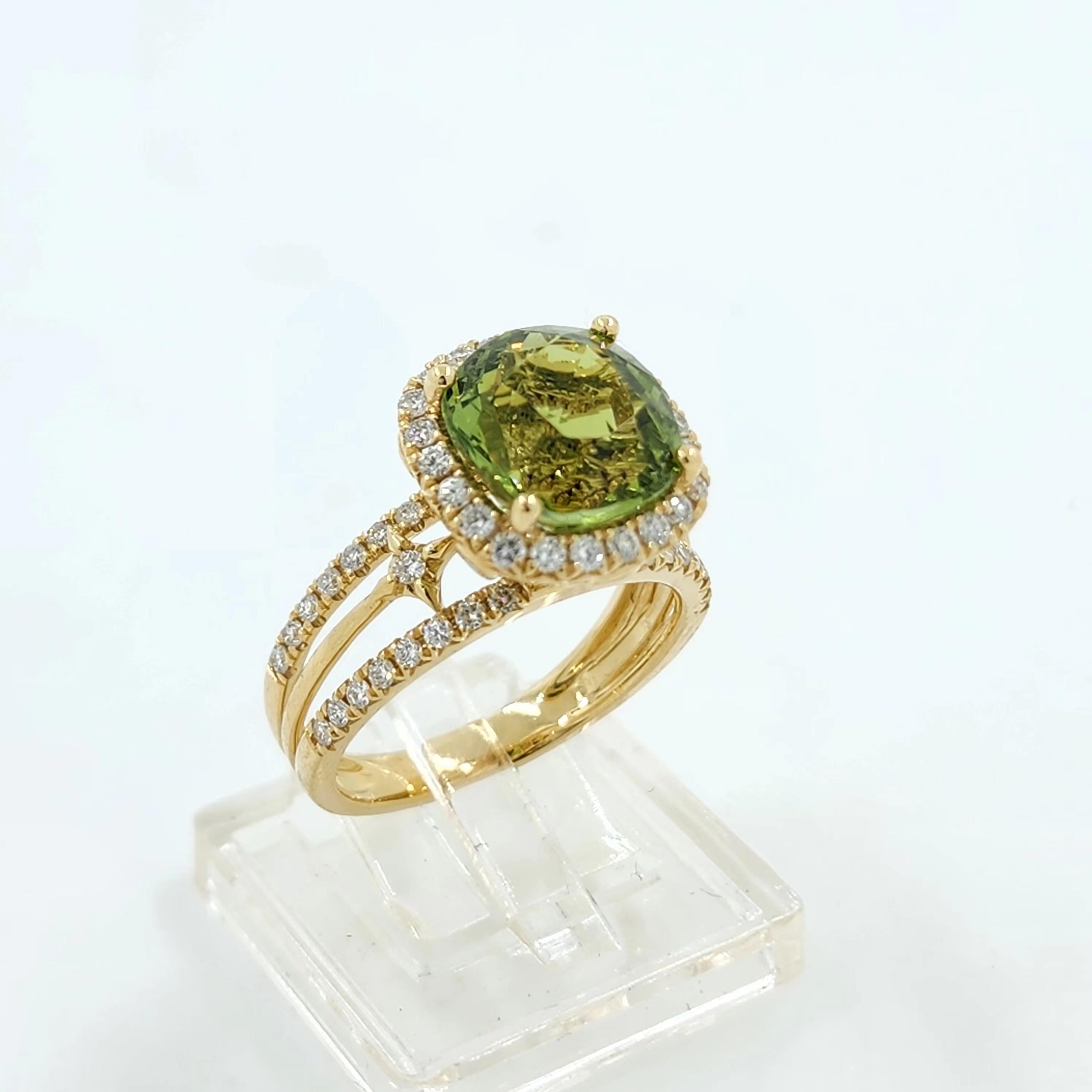 Women's IGI Certified 4.10 Carat Green Tourmaline and Diamond Ring in 18K Yellow Gold
