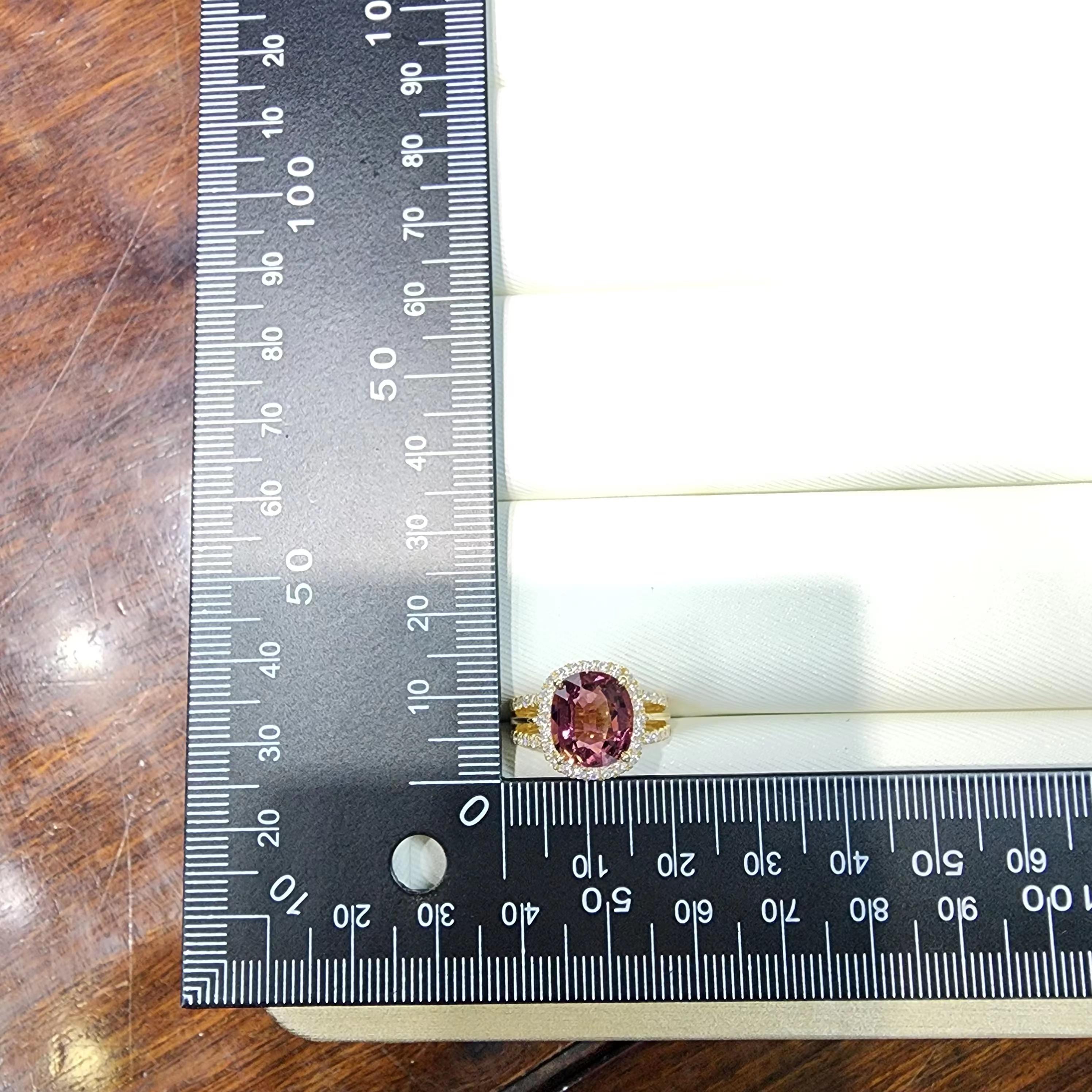 IGI Certified 4.10 Carat Pink Tourmaline and Diamond Ring in 18K Yellow Gold In New Condition For Sale In Hong Kong, HK