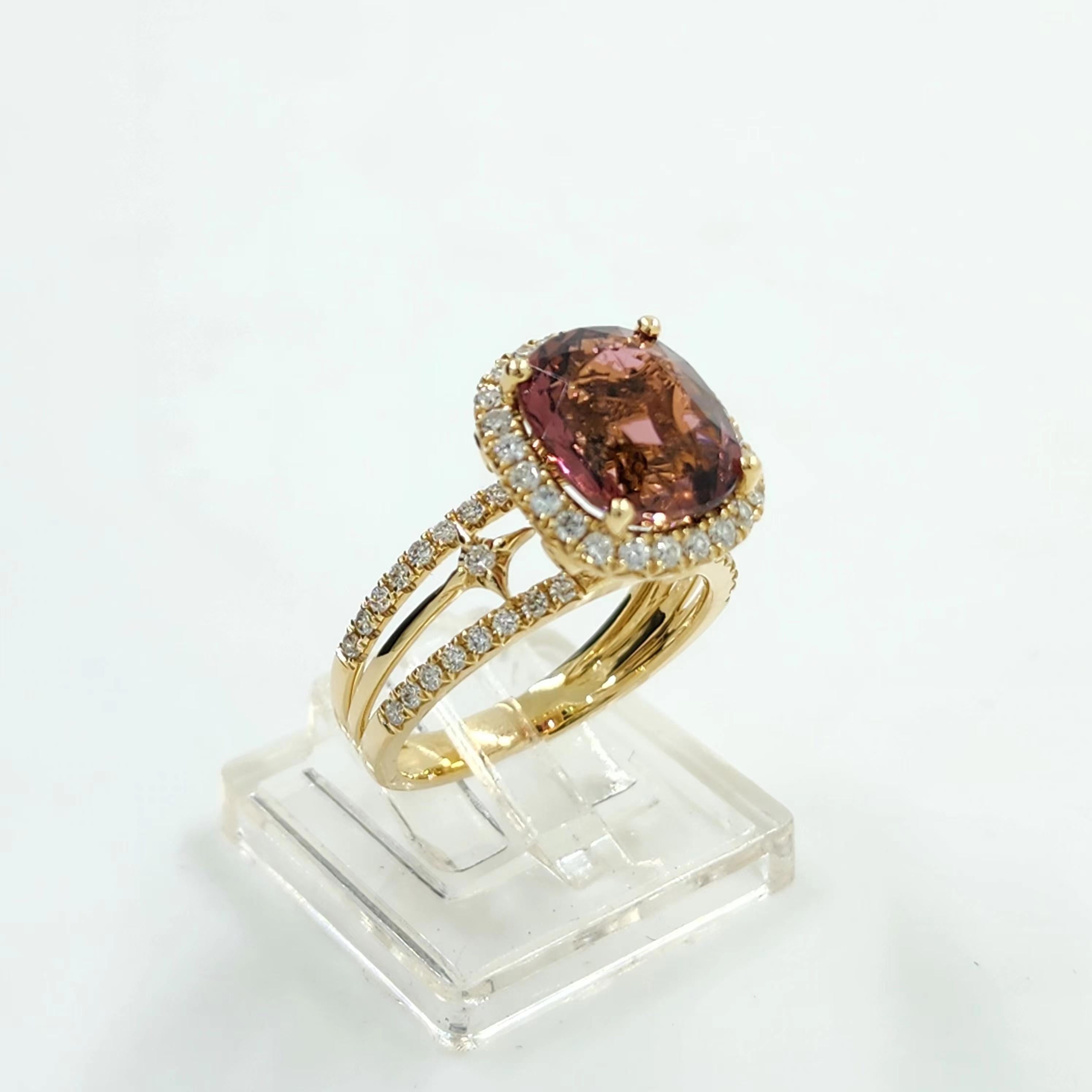 IGI Certified 4.10 Carat Pink Tourmaline and Diamond Ring in 18K Yellow Gold For Sale 1