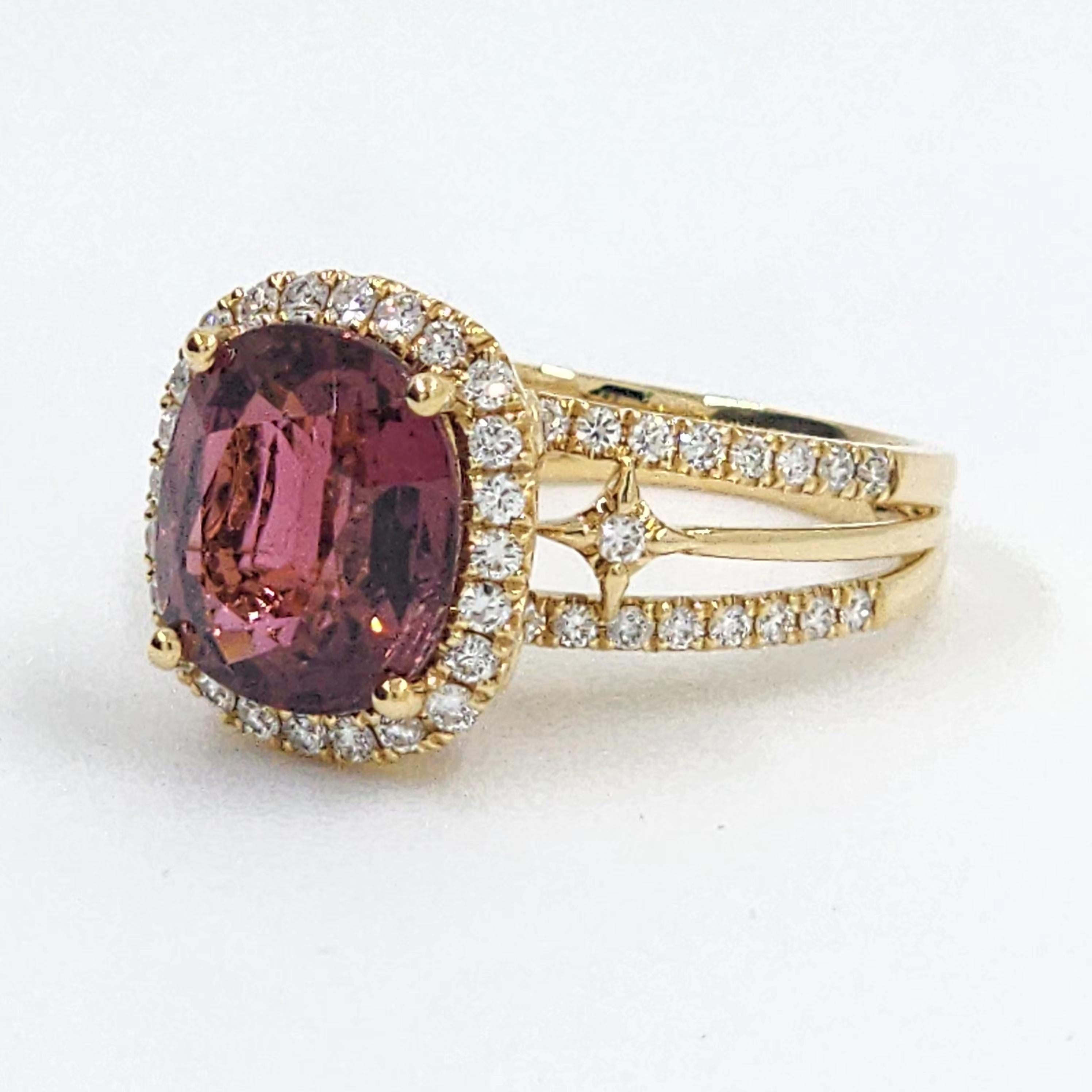 IGI Certified 4.10 Carat Pink Tourmaline and Diamond Ring in 18K Yellow Gold For Sale 3
