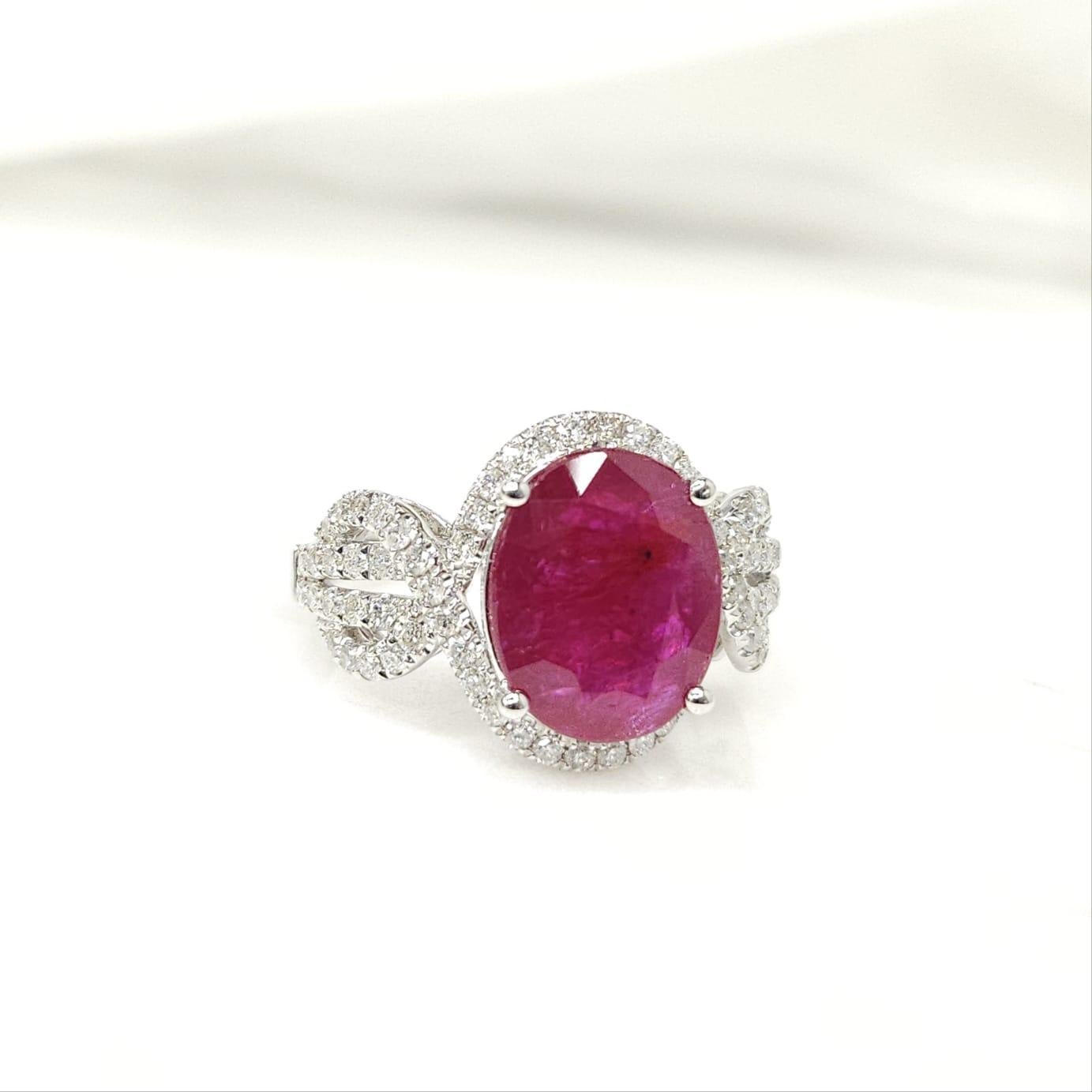 IGI Certified 4.12 Carat Ruby & Diamond Ring in 18K White Gold In New Condition For Sale In KOWLOON, HK