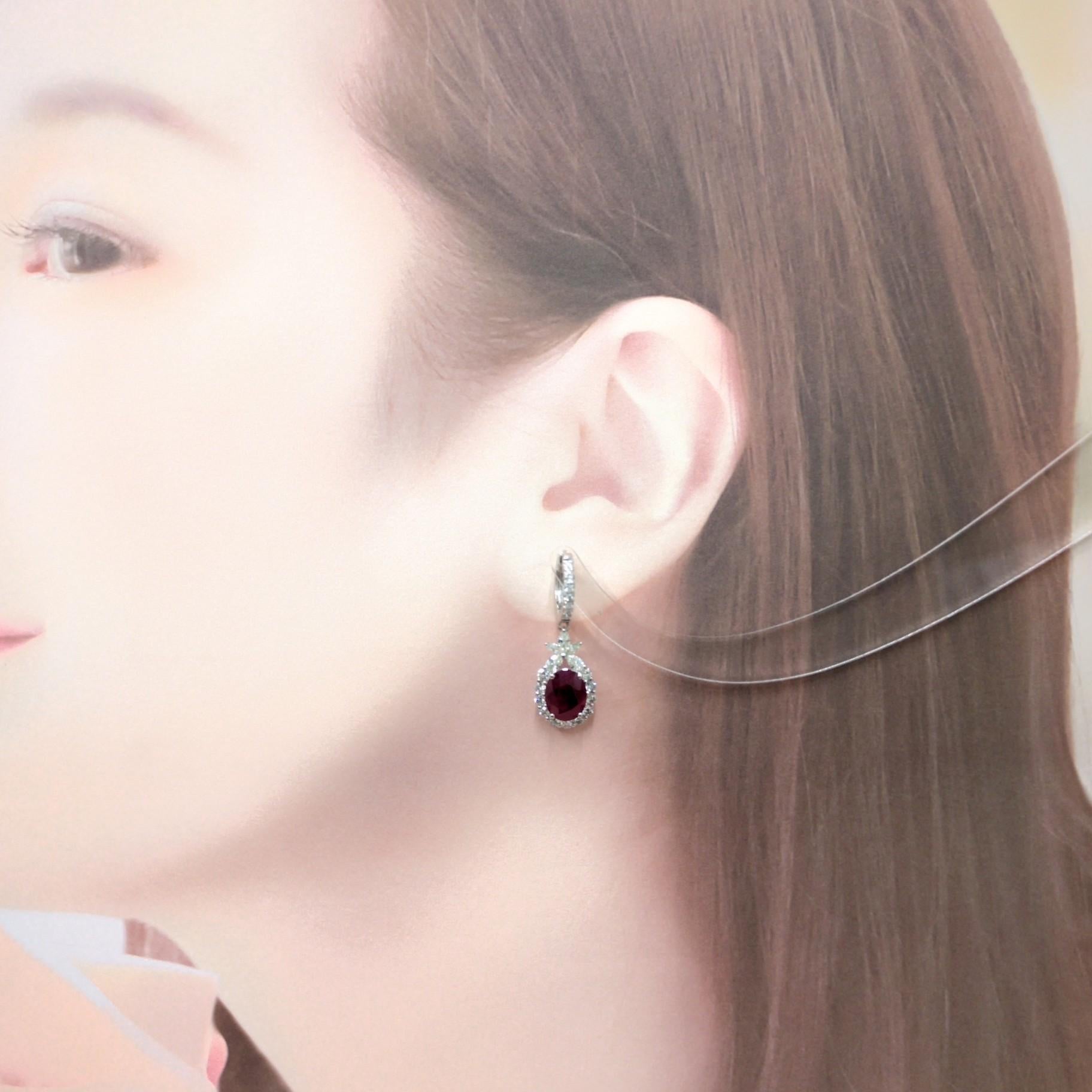 Taille ovale Boucles d'oreilles en or blanc 18 carats certifiées IGI avec rubis et diamants de 4,12 carats en vente