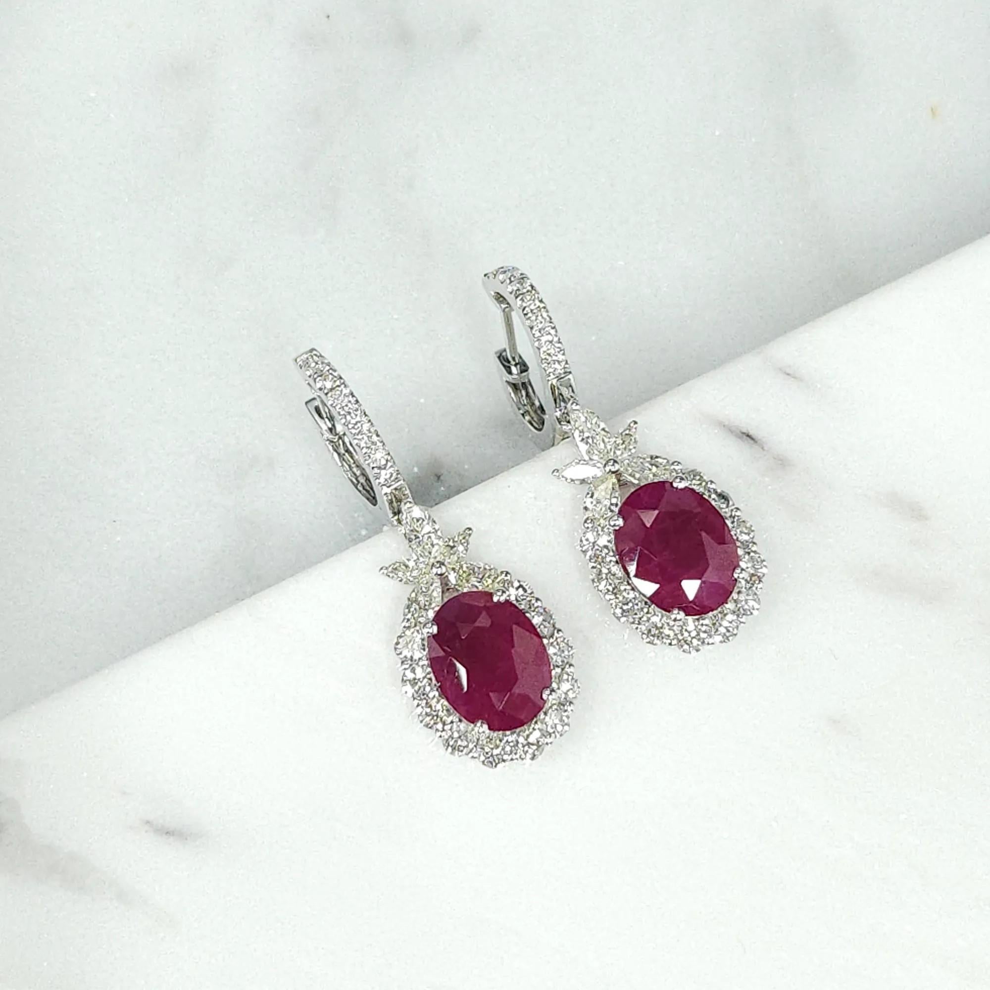 Boucles d'oreilles en or blanc 18 carats certifiées IGI avec rubis et diamants de 4,12 carats Neuf - En vente à KOWLOON, HK