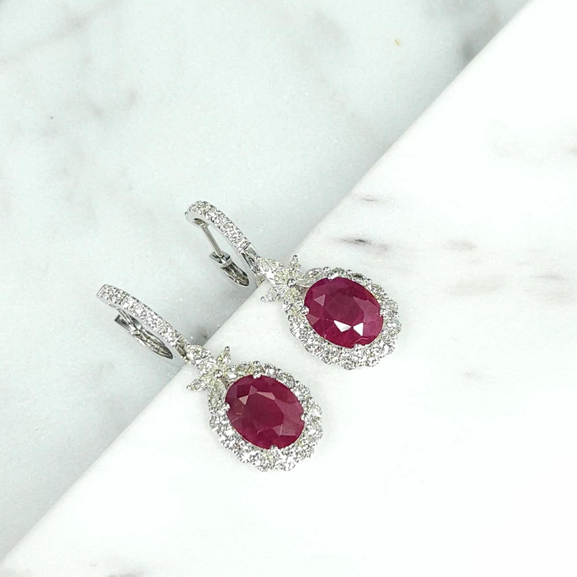 Boucles d'oreilles en or blanc 18 carats certifiées IGI avec rubis et diamants de 4,12 carats Pour femmes en vente