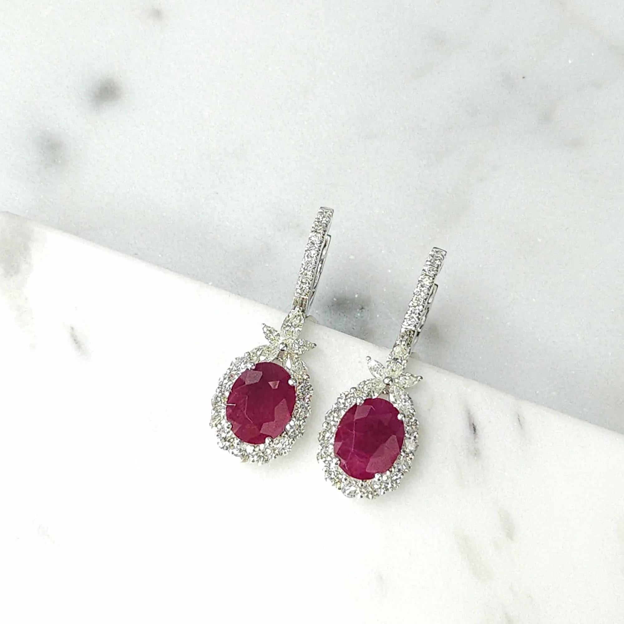 Boucles d'oreilles en or blanc 18 carats certifiées IGI avec rubis et diamants de 4,12 carats en vente 1