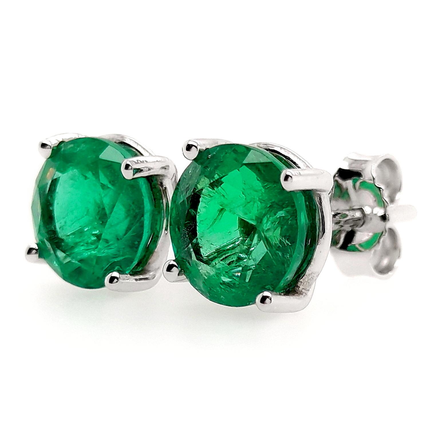 Lasciati conquistare dall'incantevole fascino di 4,14 carati di smeraldi rotondi verde intenso, graziosamente incastonati in una montatura in oro bianco 18 carati. Questi orecchini incarnano un'eleganza raffinata, un fascino Everlast e una bellezza