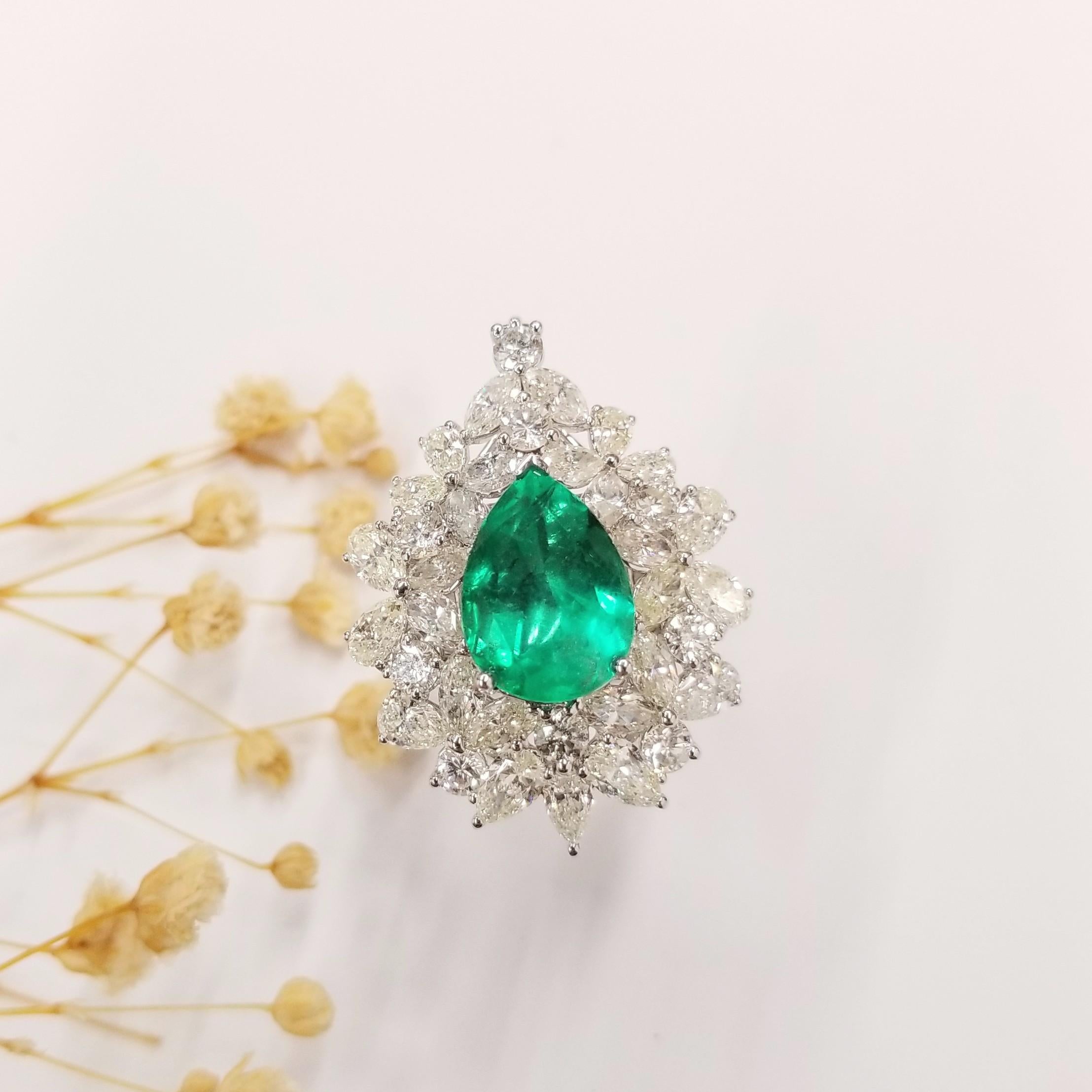 IGI certified 4.19 Carat Colombian Emerald & Diamond Cluster Ring Pendent 2 way  In New Condition For Sale In KOWLOON, HK