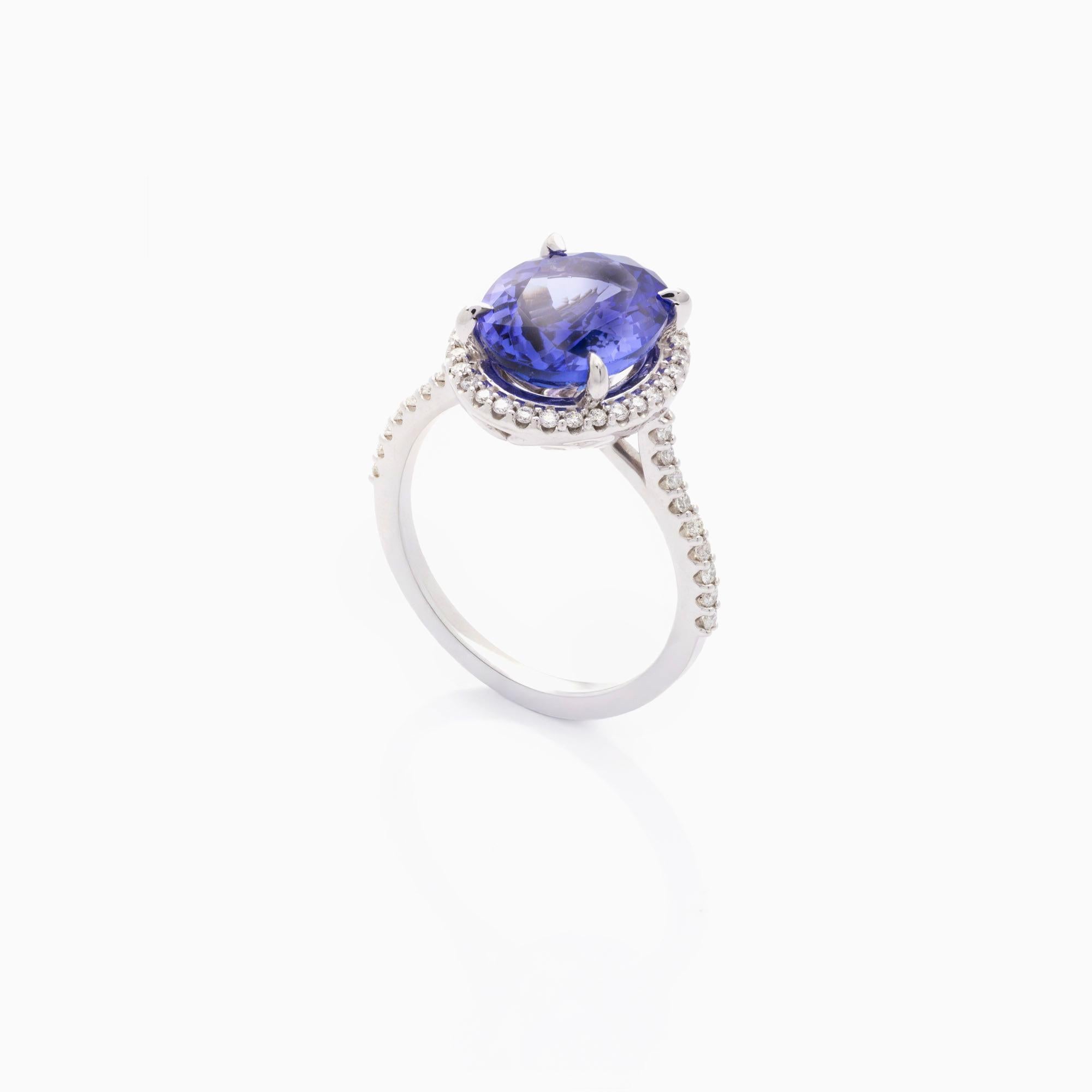 Anello con tanzanite, 4,21 carati, anello con diamante, 0,40 carati, oro bianco 14K, certificato IGI. Questo elegante anello è realizzato in oro bianco a 14 carati e presenta una tanzanite ovale naturale a taglio misto che pesa circa 4,21 carati e