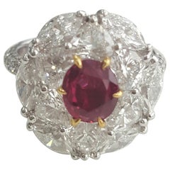 Anello con rubino ovale naturale senza calore e diamante bianco certificato IGI da 4,23 carati in 18 carati