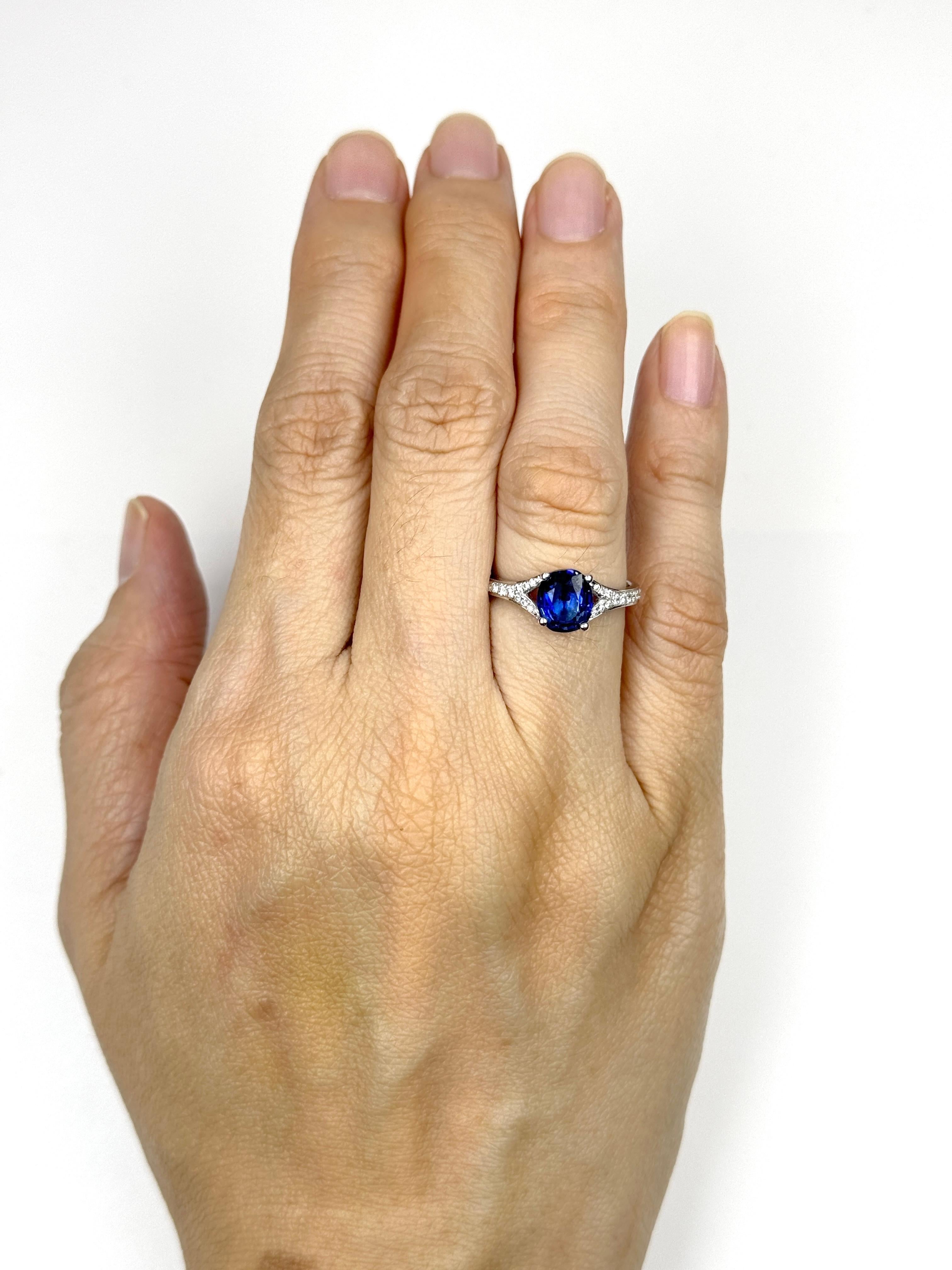 GIA Certified 1.99 ct Sri Lanka Blue Sapphire Diamond Ring in 18K White Gold In New Condition For Sale In Hong Kong, HK