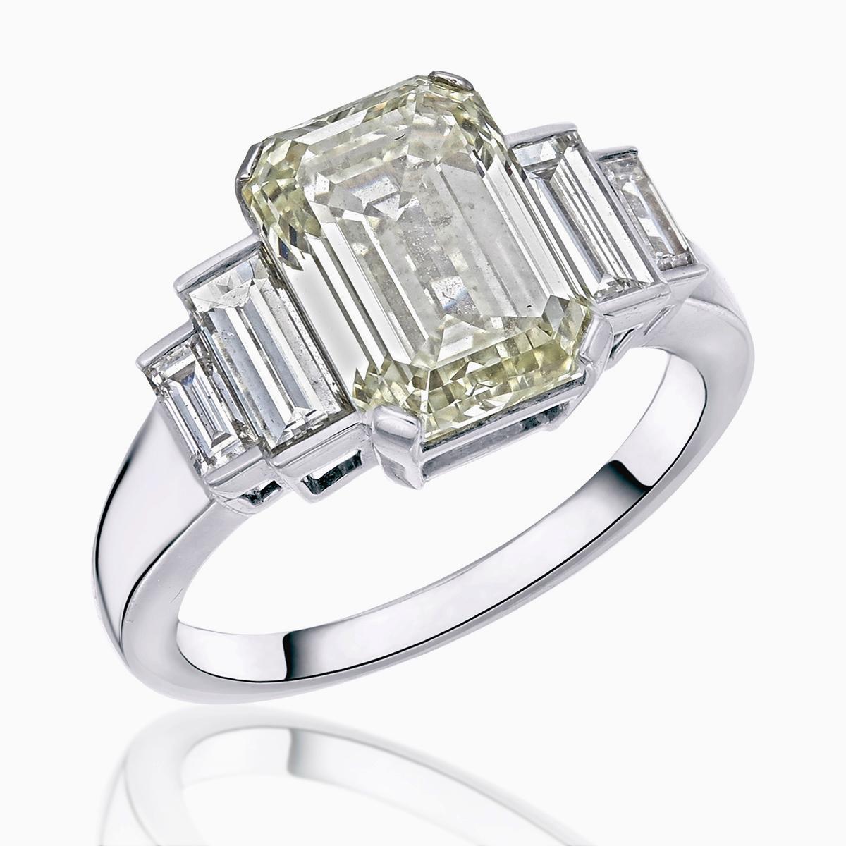 Dieser Ring enthält einen 4,30 Karat schweren IGI-zertifizierten Fancy-Diamanten mit der Reinheit VVS1 und dem Farbgrad L (Zertifikatsnummer IGI-450012423). Das Herzstück ist von 0,98 Karat Diamantbaguetten umgeben, die das Design aufwerten. 

Der