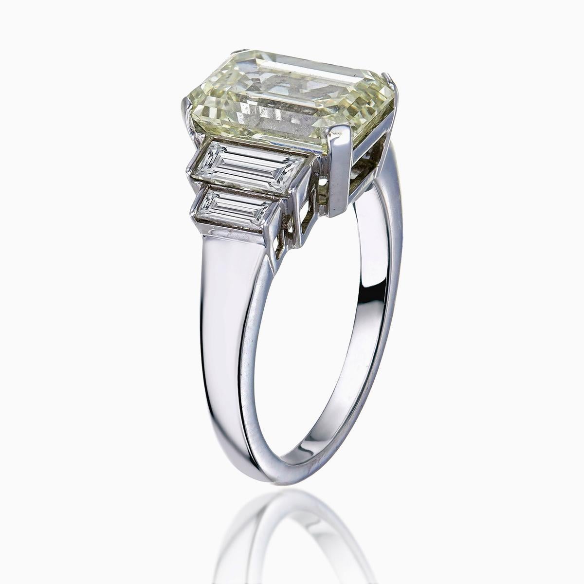 IGI-zertifizierter 4,30 Karat Fancy-Diamantring, VVS1, aus 18 Karat Weißgold (Smaragdschliff) im Angebot