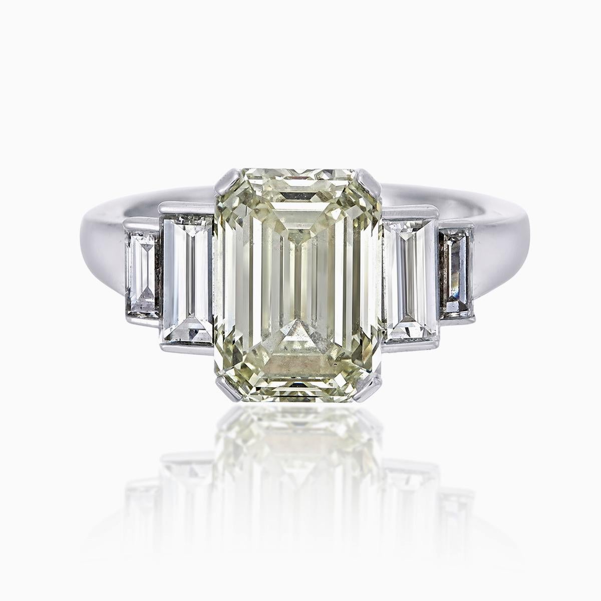 IGI-zertifizierter 4,30 Karat Fancy-Diamantring, VVS1, aus 18 Karat Weißgold im Zustand „Neu“ im Angebot in Bangkok, TH
