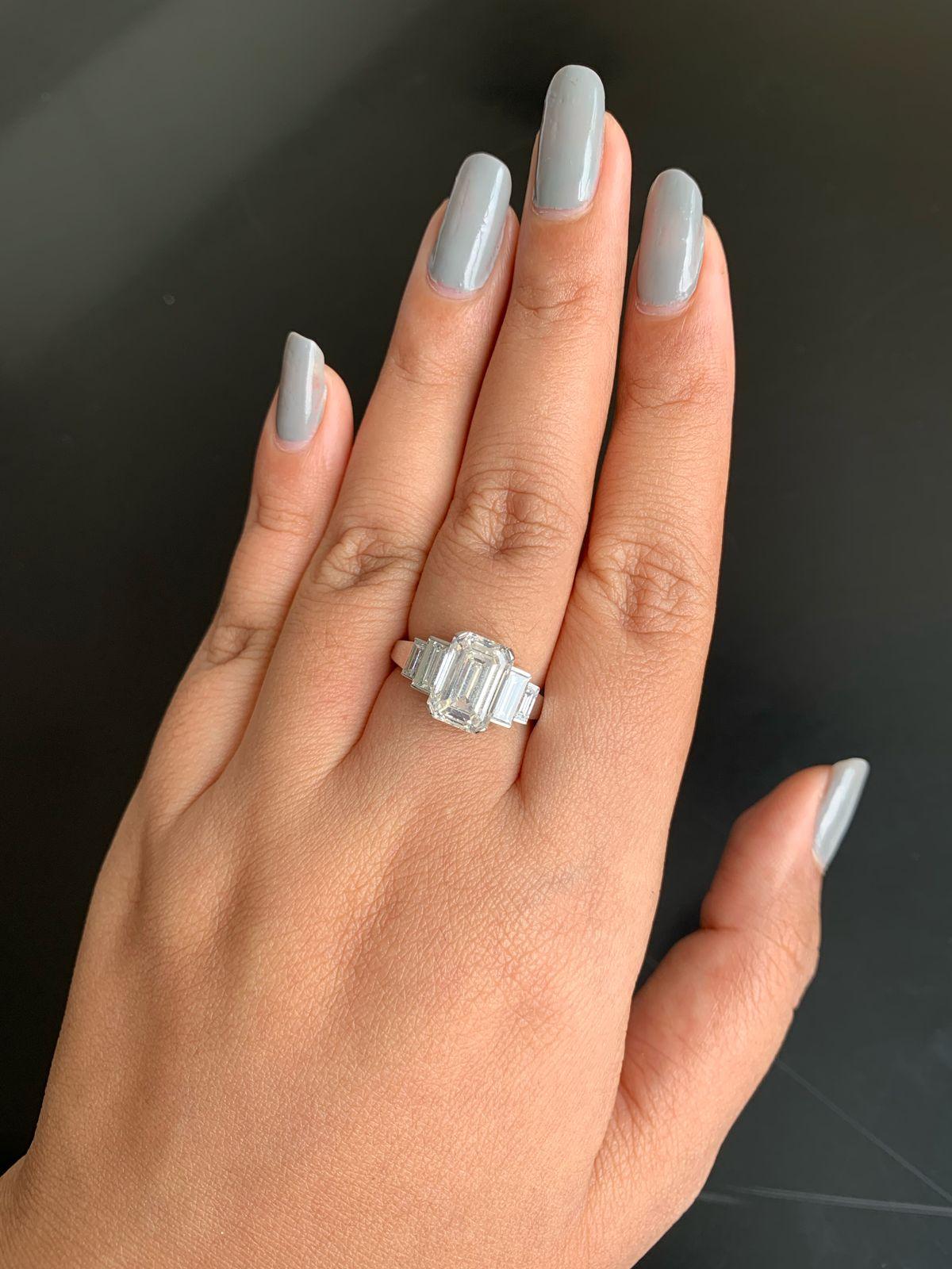 IGI-zertifizierter 4,30 Karat Fancy-Diamantring, VVS1, aus 18 Karat Weißgold im Angebot 1