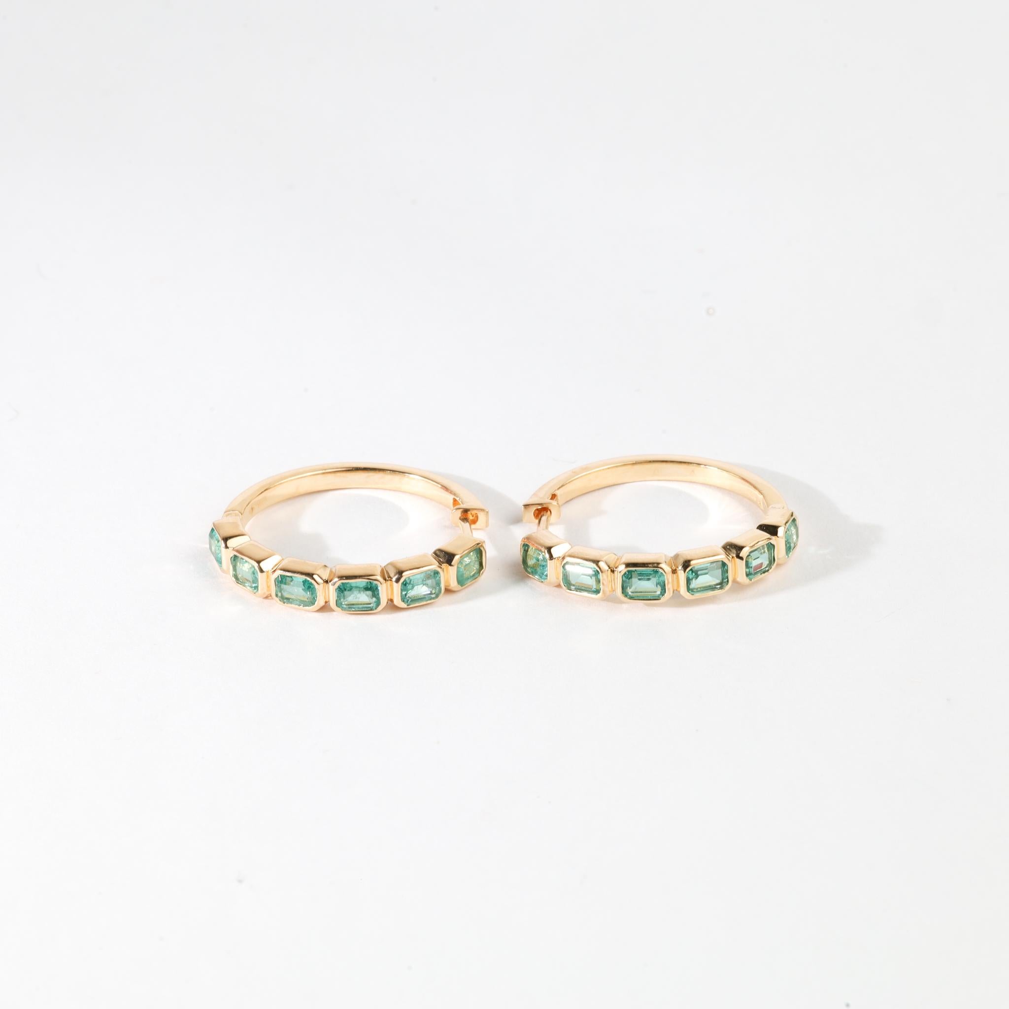 💎 Produktbeschreibung:
Radiating timeless sophistication, these 4.40 carat Natural Emerald Hoop Earrings embody the perfect harmony of vibrant color and classic craftsmanship. Each earring features six meticulously matched emerald-cut natural